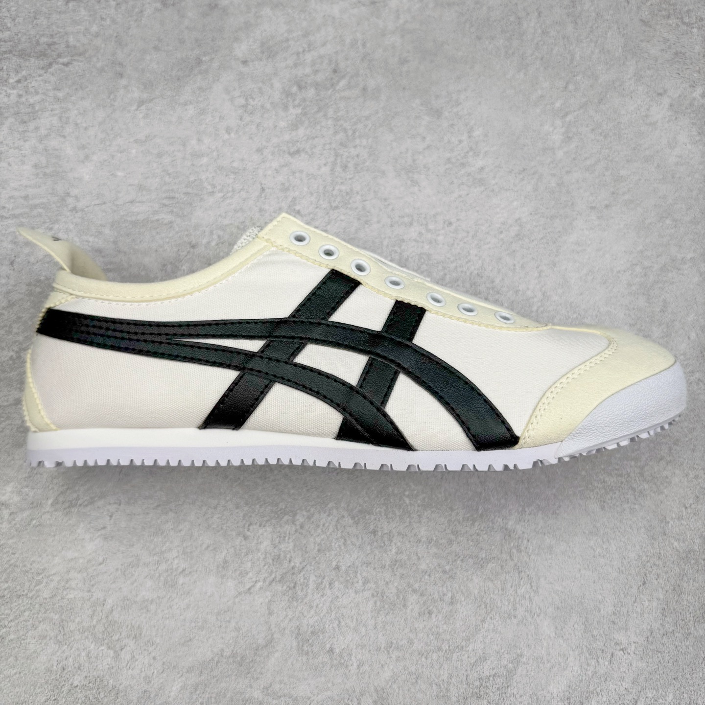 图片[5]-＃C版 Asics Onitsuka Tiger MEXICO 66 亚瑟士鬼冢虎复古经典板鞋 CNY 龙年限定 白红 市场王者选手 海外订单工厂出品 长期生产补货永不断码 超成熟稳定的做工品控 原装全套纸板楦头开发 原汁原味 完美呈现版型 私模正确鞋底咬花纹路 一比一鞋头弧度高度鞋身弧度 绝不口嗨 细节品控鞋型随意秒杀市面 原档咬花纹路私模大底 一个单元有六个三角形 总体形拼接呈现花瓣状 官方四联吊牌 原装Ortholite轻量化鞋垫 原盒原配 质保卡 说明书 钢印防尘纸 纸板中底带钢印 乳胶组合鞋垫 支持全方位的对比专柜 产品从款式颜色造型上体现出追求舒适和细节的完美 鞋类更是推崇手工制作的严谨与完美 融舒适性与可穿性的设计风格 注重细节的完美和别致魅力 既保持稳重 又不失轻松的时尚感 尺码：36 37 37.5 38 39 39.5 40 40.5 41.5 42 42.5 43.5 44 45-选品中心