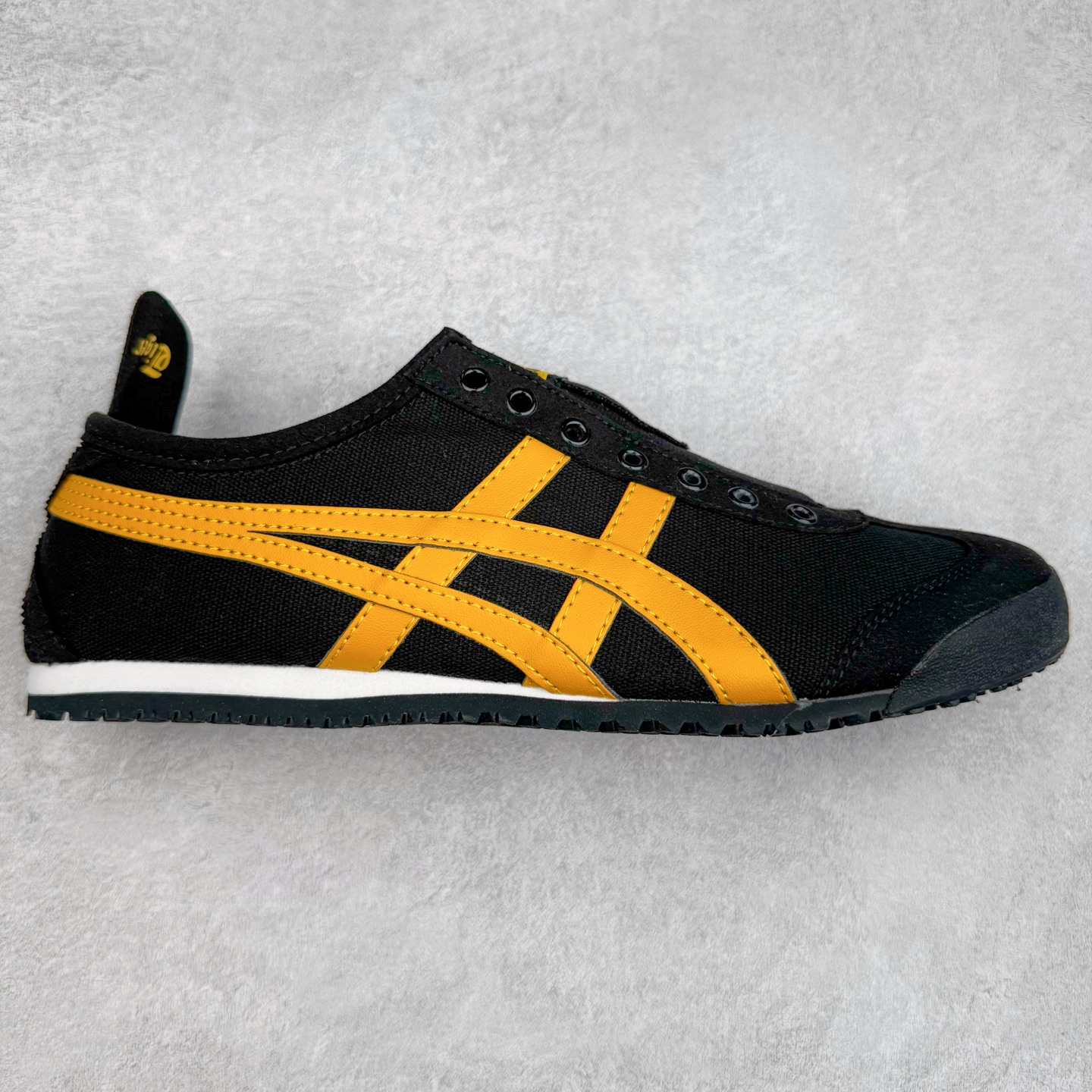 图片[8]-＃C版 Asics Onitsuka Tiger MEXICO 66 亚瑟士鬼冢虎复古经典板鞋 CNY 龙年限定 白红 市场王者选手 海外订单工厂出品 长期生产补货永不断码 超成熟稳定的做工品控 原装全套纸板楦头开发 原汁原味 完美呈现版型 私模正确鞋底咬花纹路 一比一鞋头弧度高度鞋身弧度 绝不口嗨 细节品控鞋型随意秒杀市面 原档咬花纹路私模大底 一个单元有六个三角形 总体形拼接呈现花瓣状 官方四联吊牌 原装Ortholite轻量化鞋垫 原盒原配 质保卡 说明书 钢印防尘纸 纸板中底带钢印 乳胶组合鞋垫 支持全方位的对比专柜 产品从款式颜色造型上体现出追求舒适和细节的完美 鞋类更是推崇手工制作的严谨与完美 融舒适性与可穿性的设计风格 注重细节的完美和别致魅力 既保持稳重 又不失轻松的时尚感 尺码：36 37 37.5 38 39 39.5 40 40.5 41.5 42 42.5 43.5 44 45-选品中心