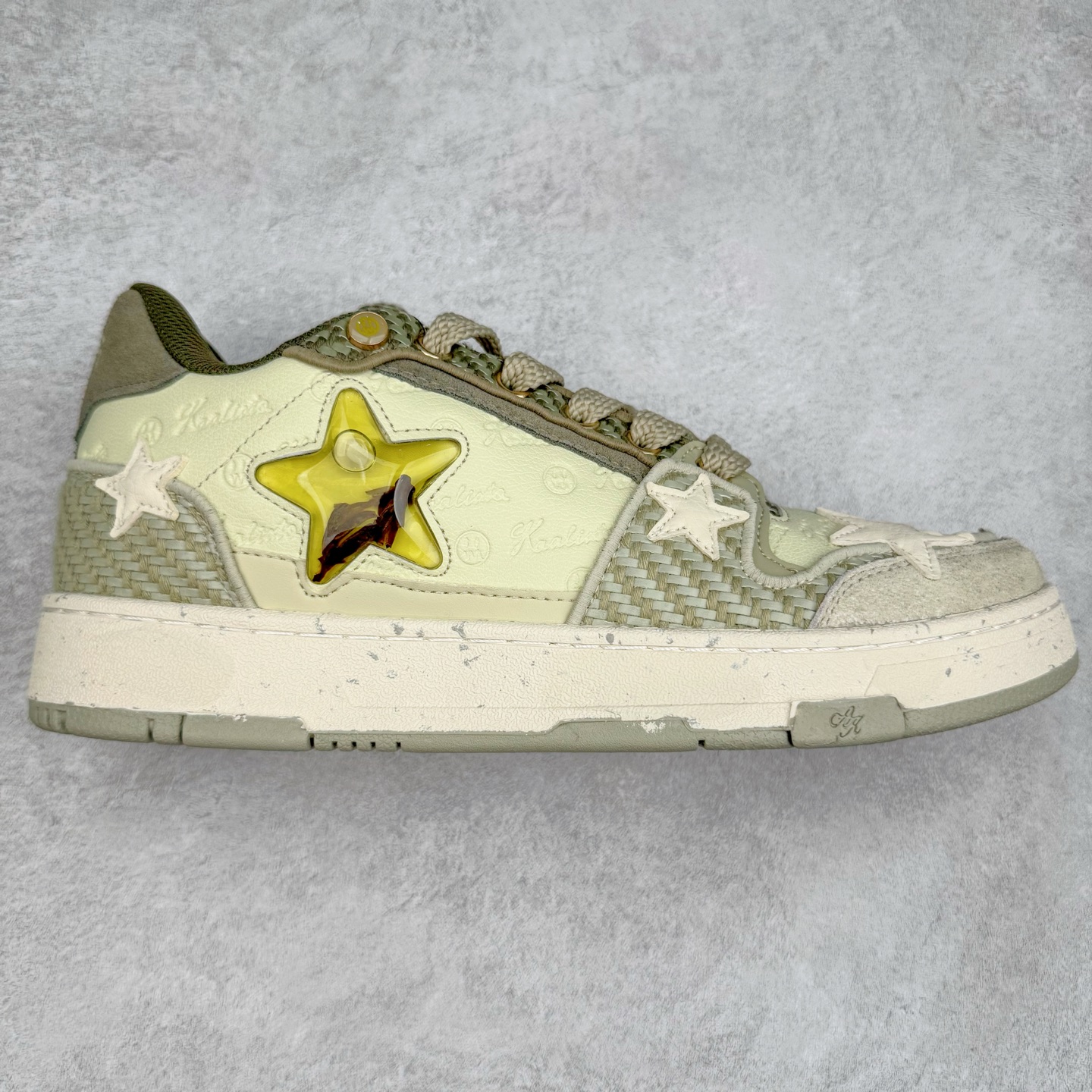 KAALIXTO Retro Vintage 星星潮流休闲防滑耐磨低帮板鞋 此款鞋使用牛仔作为主要的鞋面材质 结实耐磨 鞋舌设计特有印花皮牌作为搭配充分凸显牛仔的特性 整体鞋款采用牛仔面料随意角度拼接的呈现方法 打破消费者原有对鞋子的刻板印象 让人耳目一新 织麦标在彰品品牌属性的同时更具牛仔的代表性元素 并采用加厚内里 穿着舒适透气 鞋底做旧氧化 尺码：36 37 38 39 40 41 42 43 44 45-选品中心