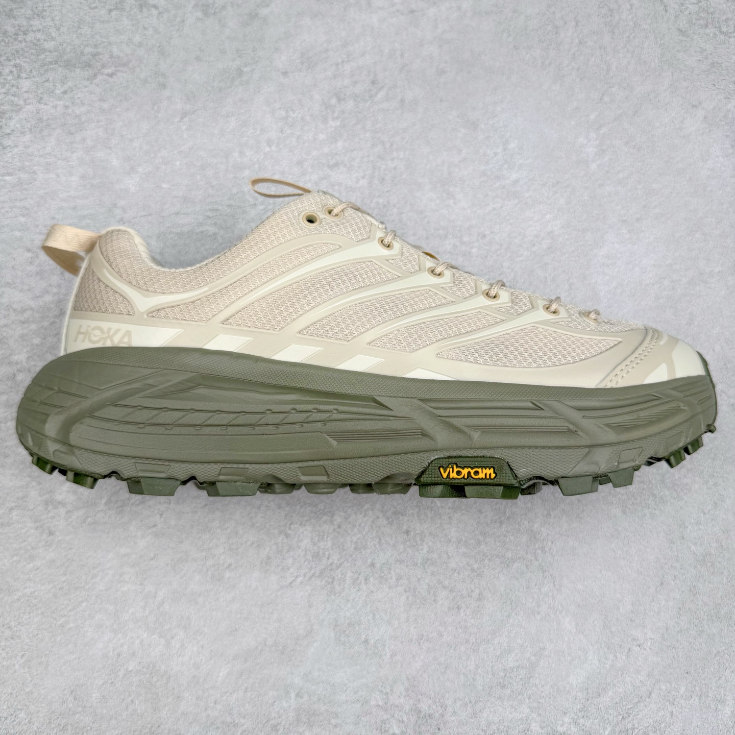 HOKA ONE ONE Mafate Speed 3 Low 玛法特3代系列低帮轻量户外越野休闲运动慢跑鞋 HOKA ONE ONE 最近推出了一个胶囊系列 Origin Story 这个系列里的 Mafate Speed 2 可以说让我日思夜想有一阵子了 最近终于拔草 让我来分享一下这双也是上脚赞到爆的越野跑鞋吧 以阿尔卑斯山脉作为主题将亮黄色与蓝色调覆盖在这经典轮廓之上 配色的呈现效果相当亮眼 以至于很多人买这个配色是用来日常搭配的 鞋面采用超轻的无缝架构 轻薄的TPU贴在透气的鞋面材料上 减轻重量同时也保证了支撑性 鞋底则采用滚动平衡技术 引导跑者回归自然步态 祖传的神奇EVA材质中底依旧是一如既往地表现优秀 能提供充足的缓震 作为HOKA家的越野跑鞋 VIBRAM 橡胶大底也是必不可少的 即便在复杂湿滑的地形 依旧能有良好的抓地力及稳定性 鞋带采用了弹性不易松脱的扁宽弹性鞋带 前掌与中掌部分也进行了加宽 也更加适合亚洲人的脚型 是一款十分全面且足够强悍的户外硬核越野鞋 而这双极其亮眼的越野跑鞋恰好又是在江山一百中参赛的UTMB冠军 Ludovic POMMERET 夺冠时穿着的战靴 这就让它变得更加有吸引力了 用来日常搭配的话短裤是基本不挑 长裤我个人推荐阔腿裤 工装裤以及各种长筒牛仔裤都可以 尺码：36 36.5 37.5 38 38.5 39 40 40.5 41 42 42.5 43 44 44.5 45-选品中心