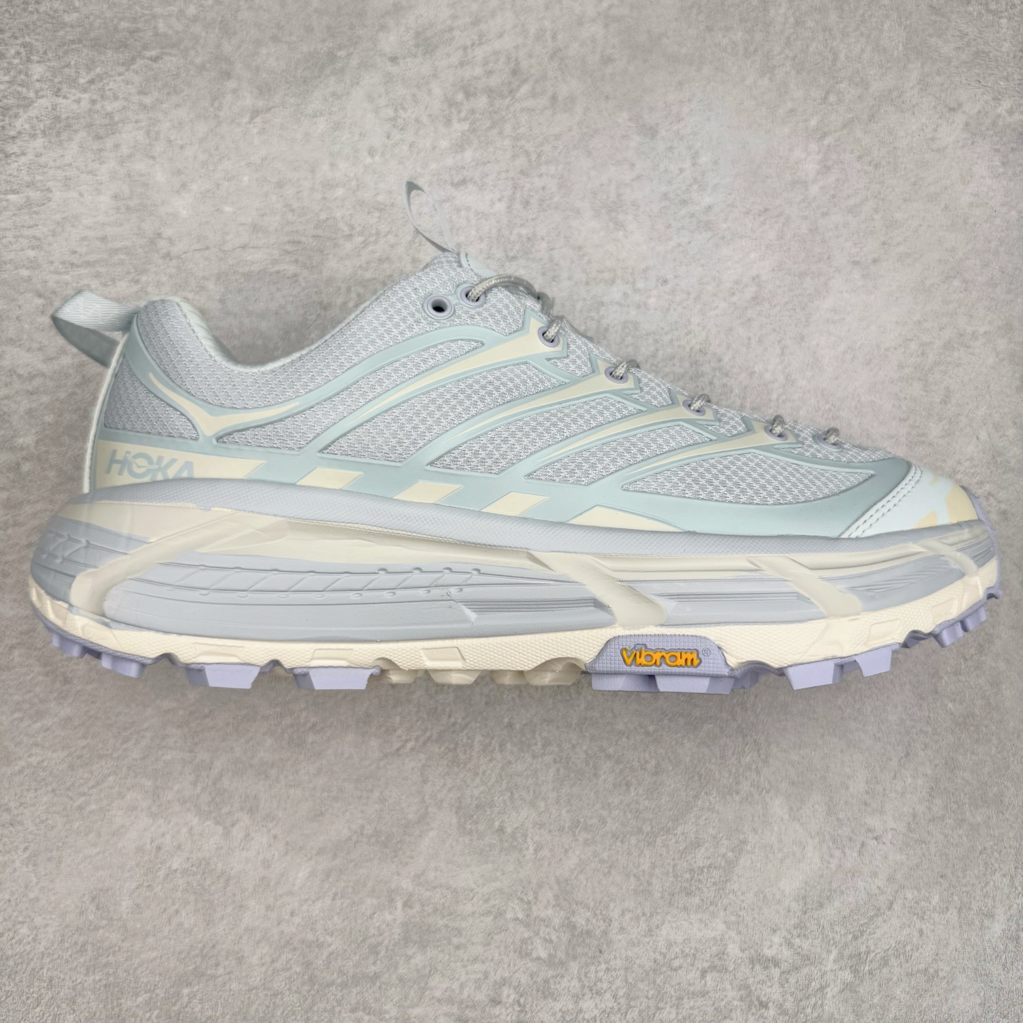 HOKA ONE ONE Mafate Speed 3 Low 玛法特3代系列低帮轻量户外越野休闲运动慢跑鞋 HOKA ONE ONE 最近推出了一个胶囊系列 Origin Story 这个系列里的 Mafate Speed 2 可以说让我日思夜想有一阵子了 最近终于拔草 让我来分享一下这双也是上脚赞到爆的越野跑鞋吧 以阿尔卑斯山脉作为主题将亮黄色与蓝色调覆盖在这经典轮廓之上 配色的呈现效果相当亮眼 以至于很多人买这个配色是用来日常搭配的 鞋面采用超轻的无缝架构 轻薄的TPU贴在透气的鞋面材料上 减轻重量同时也保证了支撑性 鞋底则采用滚动平衡技术 引导跑者回归自然步态 祖传的神奇EVA材质中底依旧是一如既往地表现优秀 能提供充足的缓震 作为HOKA家的越野跑鞋 VIBRAM 橡胶大底也是必不可少的 即便在复杂湿滑的地形 依旧能有良好的抓地力及稳定性 鞋带采用了弹性不易松脱的扁宽弹性鞋带 前掌与中掌部分也进行了加宽 也更加适合亚洲人的脚型 是一款十分全面且足够强悍的户外硬核越野鞋 而这双极其亮眼的越野跑鞋恰好又是在江山一百中参赛的UTMB冠军 Ludovic POMMERET 夺冠时穿着的战靴 这就让它变得更加有吸引力了 用来日常搭配的话短裤是基本不挑 长裤我个人推荐阔腿裤 工装裤以及各种长筒牛仔裤都可以 尺码：36 36.5 37.5 38 38.5 39 40 40.5 41 42 42.5 43 44 44.5 45-选品中心