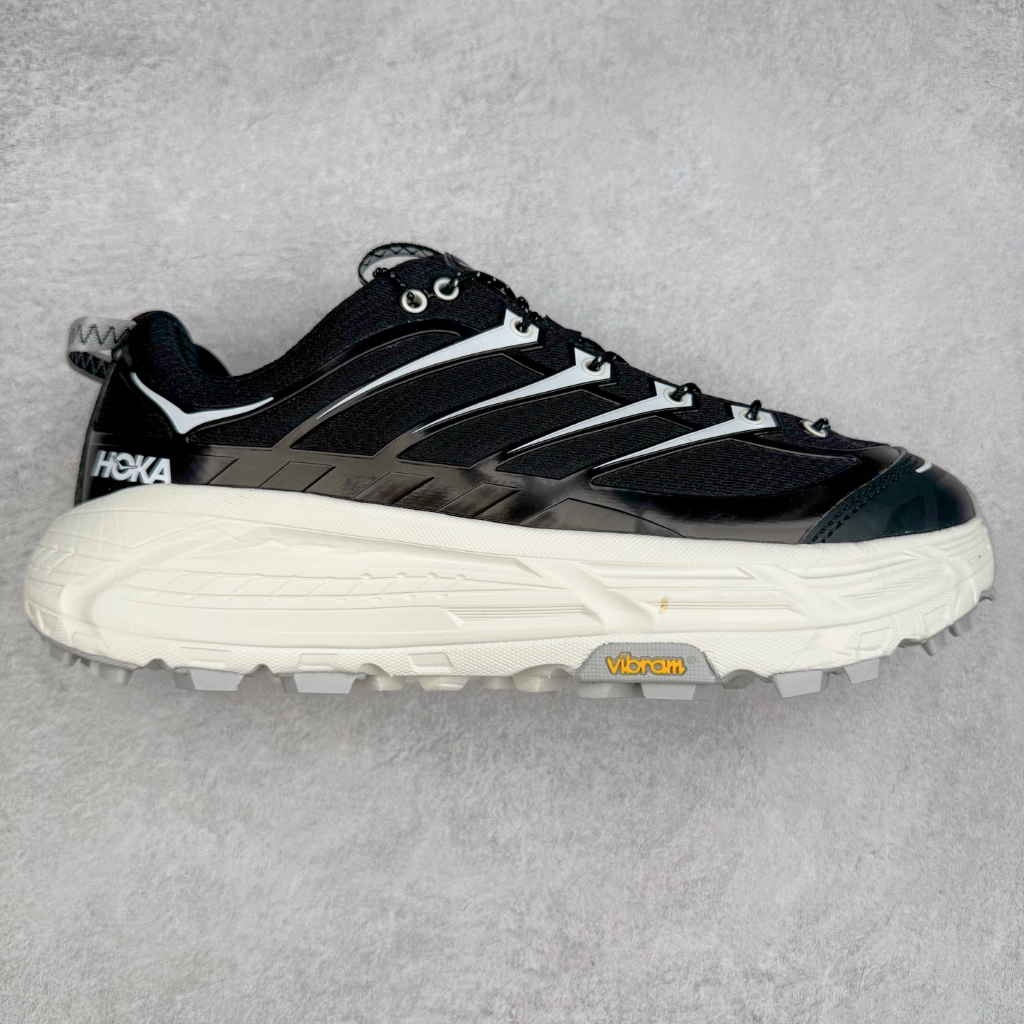 HOKA ONE ONE Mafate Speed 3 Low 玛法特3代系列低帮轻量户外越野休闲运动慢跑鞋 HOKA ONE ONE 最近推出了一个胶囊系列 Origin Story 这个系列里的 Mafate Speed 2 可以说让我日思夜想有一阵子了 最近终于拔草 让我来分享一下这双也是上脚赞到爆的越野跑鞋吧 以阿尔卑斯山脉作为主题将亮黄色与蓝色调覆盖在这经典轮廓之上 配色的呈现效果相当亮眼 以至于很多人买这个配色是用来日常搭配的 鞋面采用超轻的无缝架构 轻薄的TPU贴在透气的鞋面材料上 减轻重量同时也保证了支撑性 鞋底则采用滚动平衡技术 引导跑者回归自然步态 祖传的神奇EVA材质中底依旧是一如既往地表现优秀 能提供充足的缓震 作为HOKA家的越野跑鞋 VIBRAM 橡胶大底也是必不可少的 即便在复杂湿滑的地形 依旧能有良好的抓地力及稳定性 鞋带采用了弹性不易松脱的扁宽弹性鞋带 前掌与中掌部分也进行了加宽 也更加适合亚洲人的脚型 是一款十分全面且足够强悍的户外硬核越野鞋 而这双极其亮眼的越野跑鞋恰好又是在江山一百中参赛的UTMB冠军 Ludovic POMMERET 夺冠时穿着的战靴 这就让它变得更加有吸引力了 用来日常搭配的话短裤是基本不挑 长裤我个人推荐阔腿裤 工装裤以及各种长筒牛仔裤都可以 尺码：36 36.5 37.5 38 38.5 39 40 40.5 41 42 42.5 43 44 44.5 45-选品中心