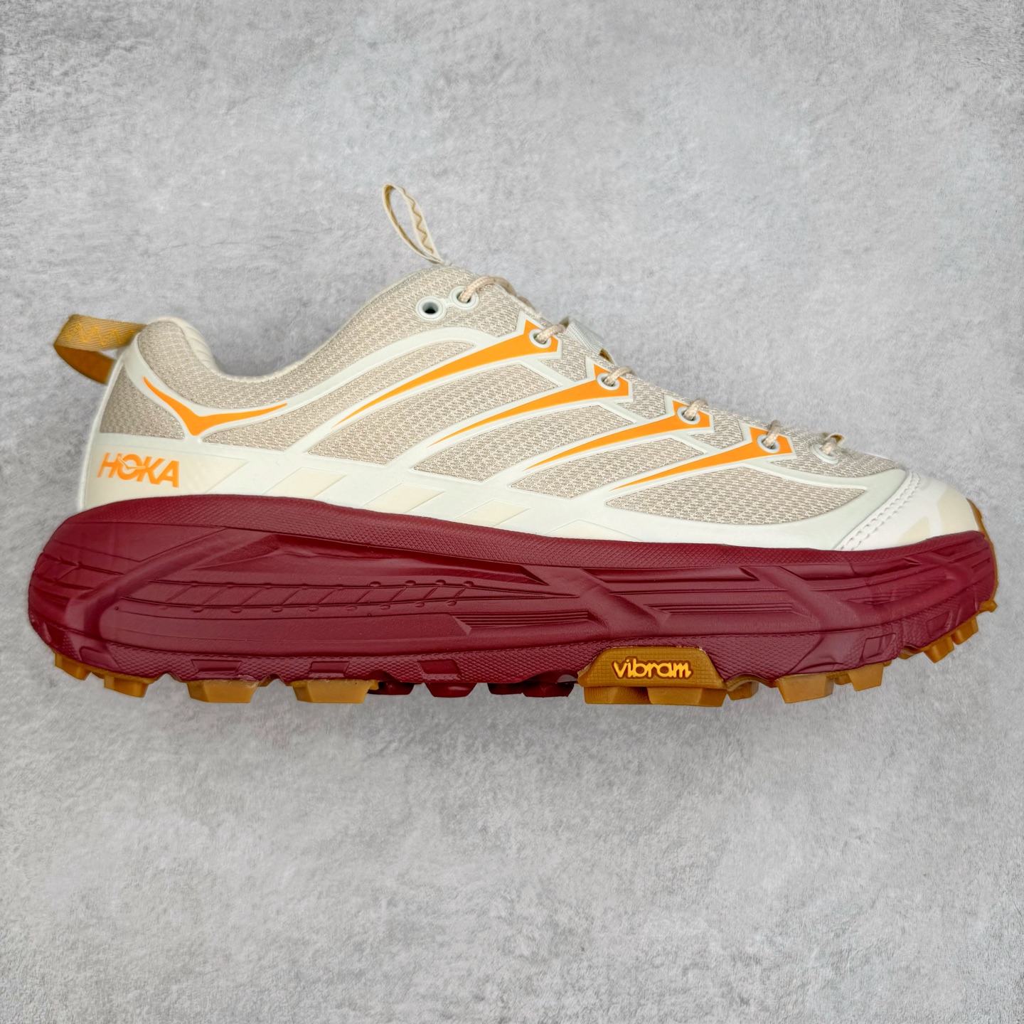 HOKA ONE ONE Mafate Speed 3 Low 玛法特3代系列低帮轻量户外越野休闲运动慢跑鞋 HOKA ONE ONE 最近推出了一个胶囊系列 Origin Story 这个系列里的 Mafate Speed 2 可以说让我日思夜想有一阵子了 最近终于拔草 让我来分享一下这双也是上脚赞到爆的越野跑鞋吧 以阿尔卑斯山脉作为主题将亮黄色与蓝色调覆盖在这经典轮廓之上 配色的呈现效果相当亮眼 以至于很多人买这个配色是用来日常搭配的 鞋面采用超轻的无缝架构 轻薄的TPU贴在透气的鞋面材料上 减轻重量同时也保证了支撑性 鞋底则采用滚动平衡技术 引导跑者回归自然步态 祖传的神奇EVA材质中底依旧是一如既往地表现优秀 能提供充足的缓震 作为HOKA家的越野跑鞋 VIBRAM 橡胶大底也是必不可少的 即便在复杂湿滑的地形 依旧能有良好的抓地力及稳定性 鞋带采用了弹性不易松脱的扁宽弹性鞋带 前掌与中掌部分也进行了加宽 也更加适合亚洲人的脚型 是一款十分全面且足够强悍的户外硬核越野鞋 而这双极其亮眼的越野跑鞋恰好又是在江山一百中参赛的UTMB冠军 Ludovic POMMERET 夺冠时穿着的战靴 这就让它变得更加有吸引力了 用来日常搭配的话短裤是基本不挑 长裤我个人推荐阔腿裤 工装裤以及各种长筒牛仔裤都可以 尺码：36 36.5 37.5 38 38.5 39 40 40.5 41 42 42.5 43 44 44.5 45-选品中心