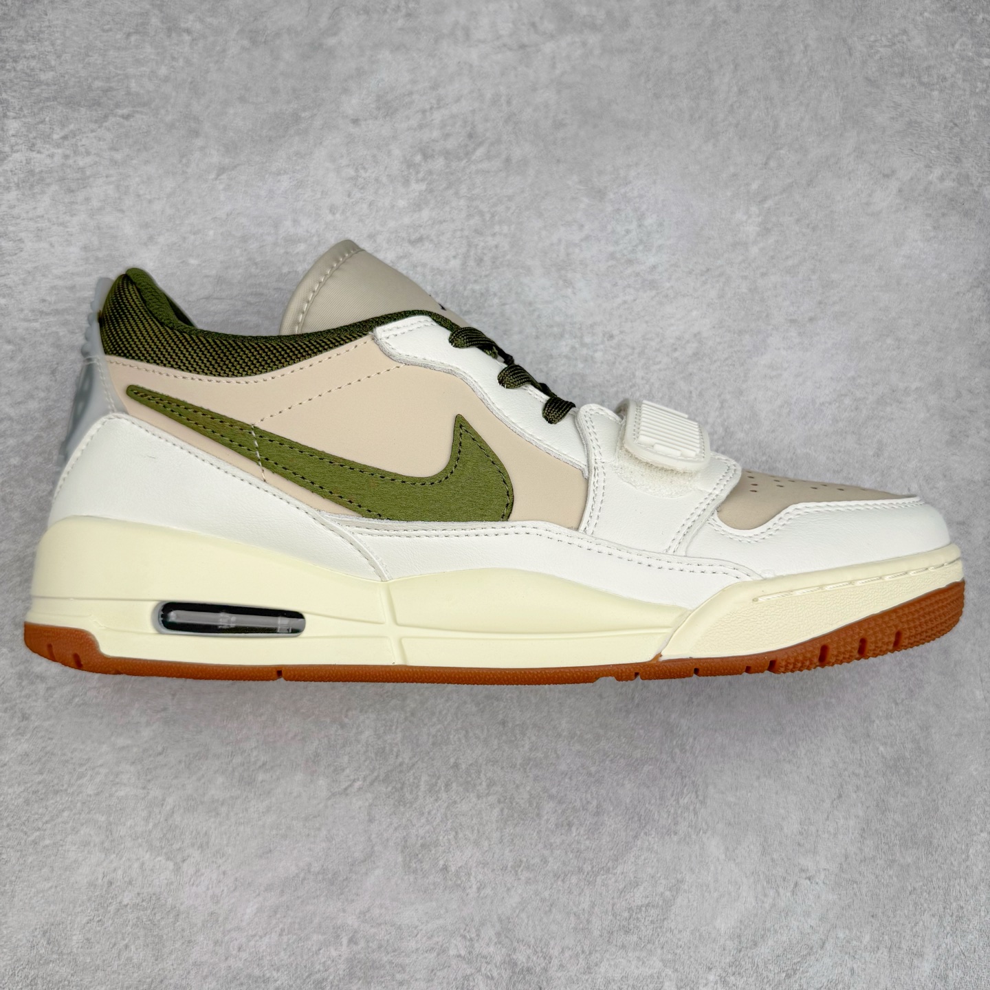 Air Jordan Legacy AJ312 低帮 IB8856-121 鞋身采用了皮革材质打造 横跨鞋面的魔术贴十分吸睛 侧面的Swoosh Logo的一部分被鞋面遮挡了一部分 颇具玩味 魔术贴上标有NK标识 而鞋舌上是Jordan的经典飞翼Logo 后跟和鞋底均采用了Air Jordan 3 的设计 后跟上同样也使用了经典的爆裂纹图案 尺码：36 36.5 37.5 38 38.5 39 40 40.5 41 42 42.5 43 44 44.5 45 46 47.5-选品中心