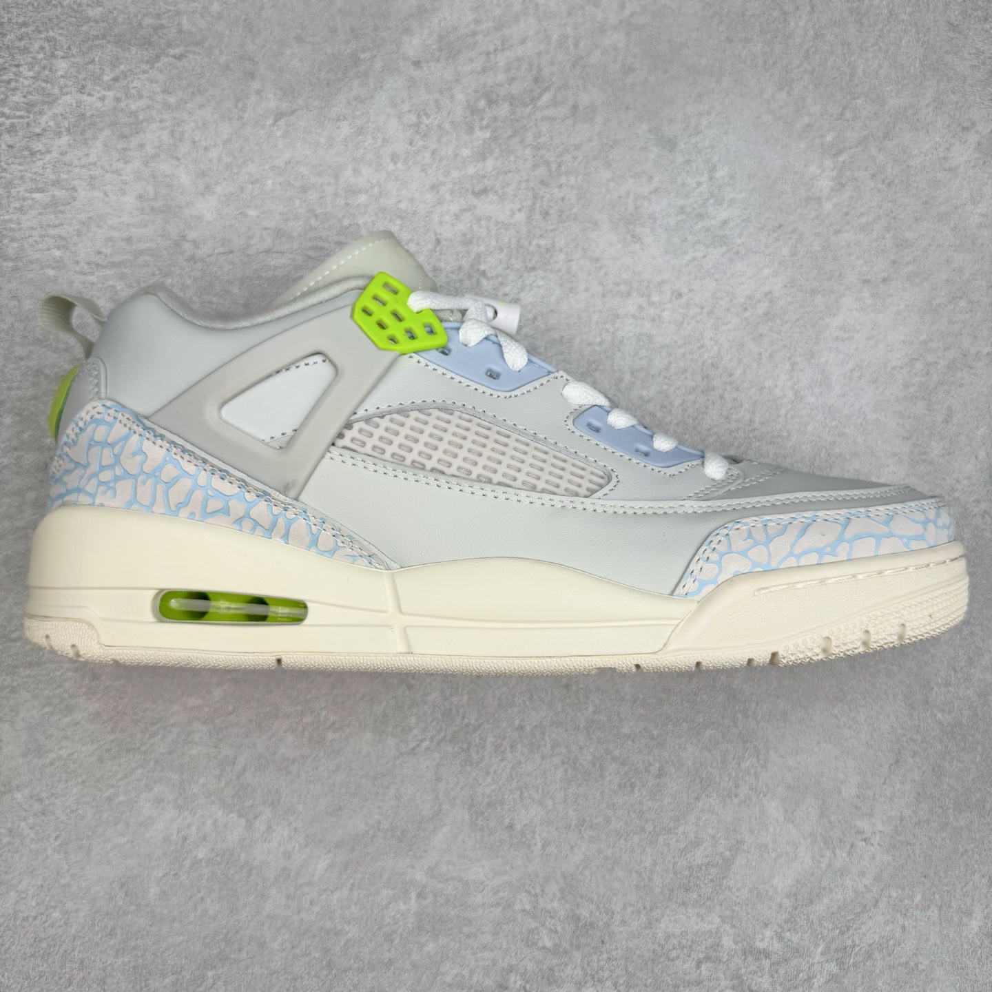 Jordan Spizike Low AJ复古低帮篮球鞋 IB4464-025 这款鞋子著名导演斯派克李的Jordan Spizike专属 预计于明年夏季推出全新低帮版本 将包括三款配色 经典爆裂纹非常复古 两款配色分别以大学红和黑曜石蓝进行区分 鞋身设计中依旧带有大象爆裂纹、鞋侧束带、塑胶网布等经典元素 之后 在鞋舌、内衬以及鞋底等位置缀以大学红和黑曜石蓝搭配 带来全新造型 尺码：36 36.5 37.5 38 38.5 39 40 40.5 41 42 42.5 43 44 44.5 45 46 47.5-选品中心