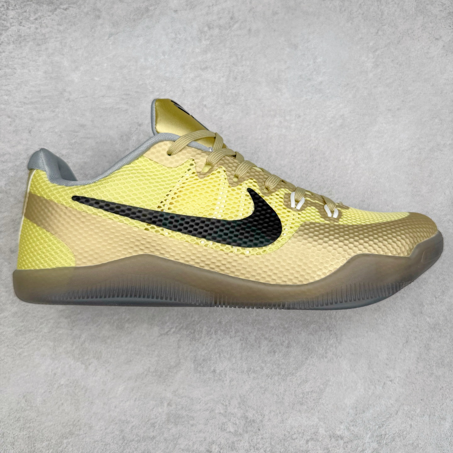 NK Kobe 11 Elite Low 科比11代实战篮球鞋 836186-100 科比退役前的最后一双签名鞋意义重大 Eric Avar这次采用了低帮的鞋身设计 并使用加强版的Flyknit编织面料作为鞋面 更加坚韧牢固 提供更好的保护 中底依日采用了混合缓震的设计 前掌的Lunarlon搭配后掌Zoom Air气垫 确保缓震性能的强劲 尺码：39 40 40.5 41 42 42.5 43 44 44.5 45 46 47.5 48.5-选品中心