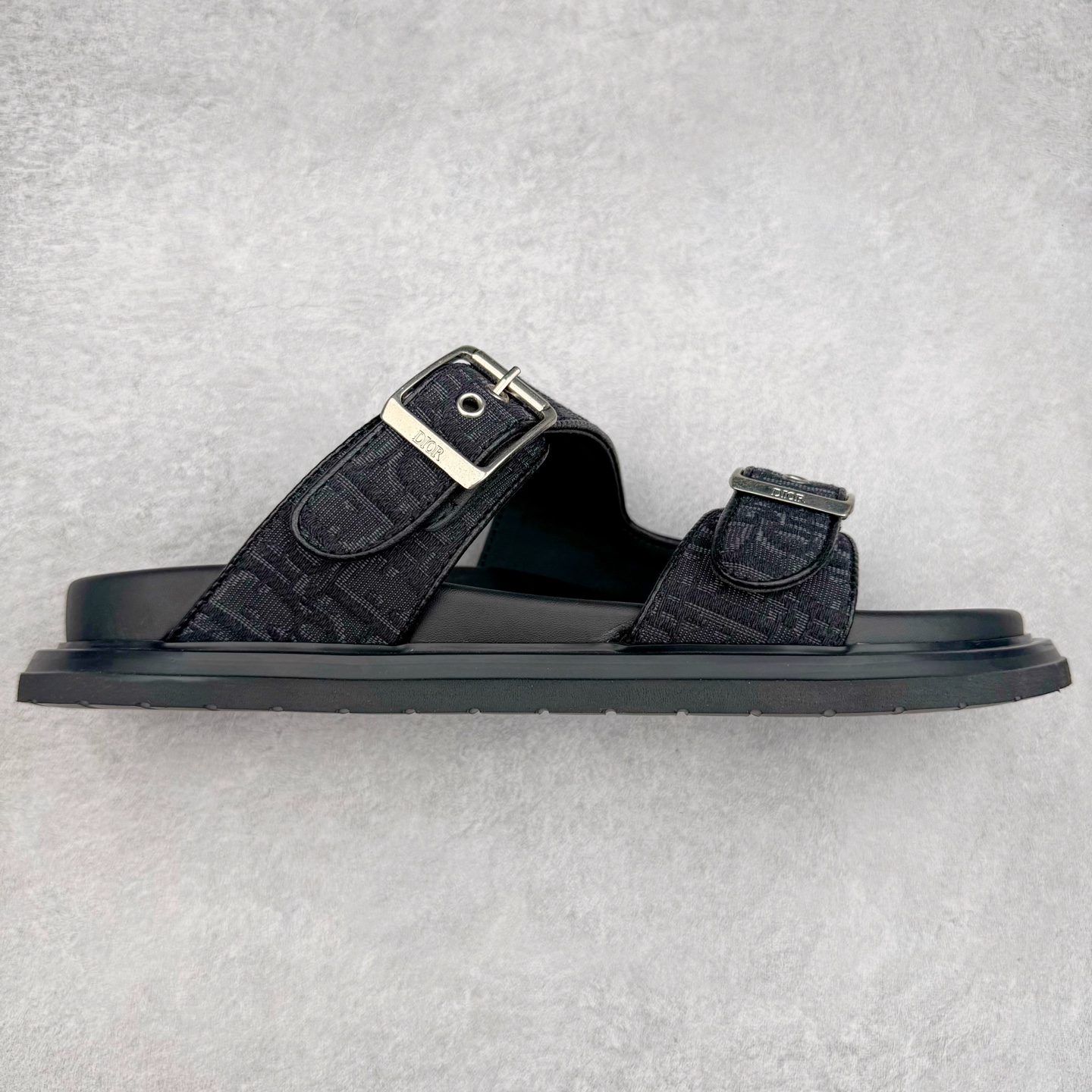 Dior 迪奥 Aqua 圆头平底 牛仔字母印花一字拖鞋 5色出货 现货独家供应‼ Dior 迪奥银色CD 扣图案重新诠释 灵感源自 Dior 档案。搭配“DIOR”标志和同色调凹口鞋底 可与短裤或牛仔裤轻松搭配，打造精致造型。 Size 38 39 40 41 42 43 44 45 46-选品中心