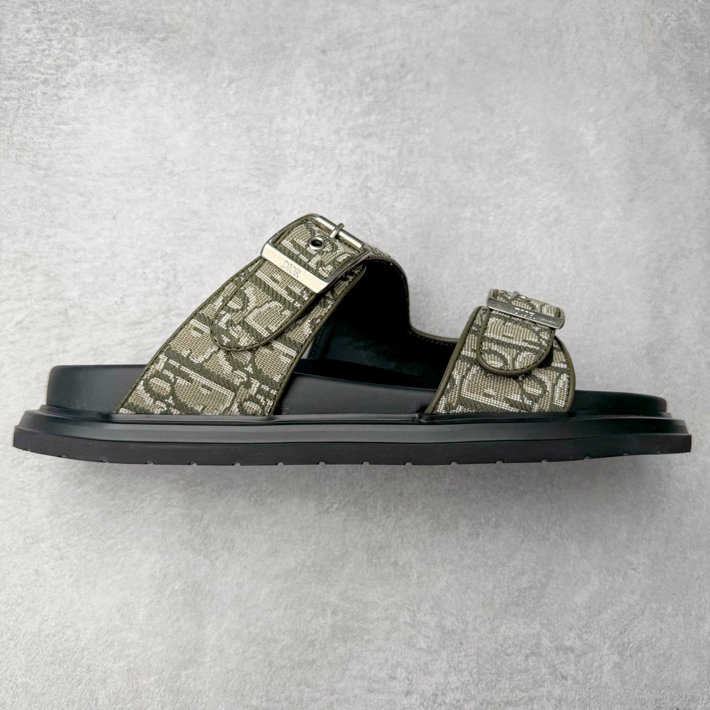 Dior 迪奥 Aqua 圆头平底 牛仔字母印花一字拖鞋 5色出货 现货独家供应‼ Dior 迪奥银色CD 扣图案重新诠释 灵感源自 Dior 档案。搭配“DIOR”标志和同色调凹口鞋底 可与短裤或牛仔裤轻松搭配,打造精致造型。 Size 38 39 40 41 42 43 44 45 46-选品中心