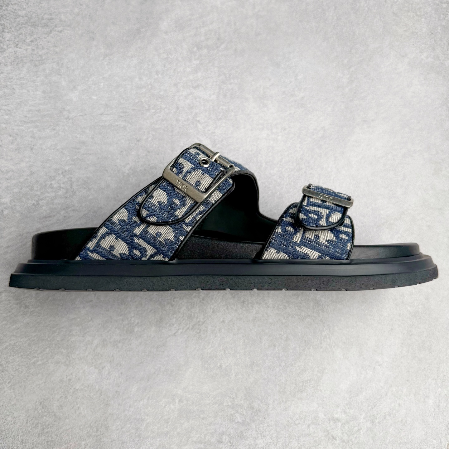 Dior 迪奥 Aqua 圆头平底 牛仔字母印花一字拖鞋 5色出货 现货独家供应‼ Dior 迪奥银色CD 扣图案重新诠释 灵感源自 Dior 档案。搭配“DIOR”标志和同色调凹口鞋底 可与短裤或牛仔裤轻松搭配，打造精致造型。 Size 38 39 40 41 42 43 44 45 46-选品中心