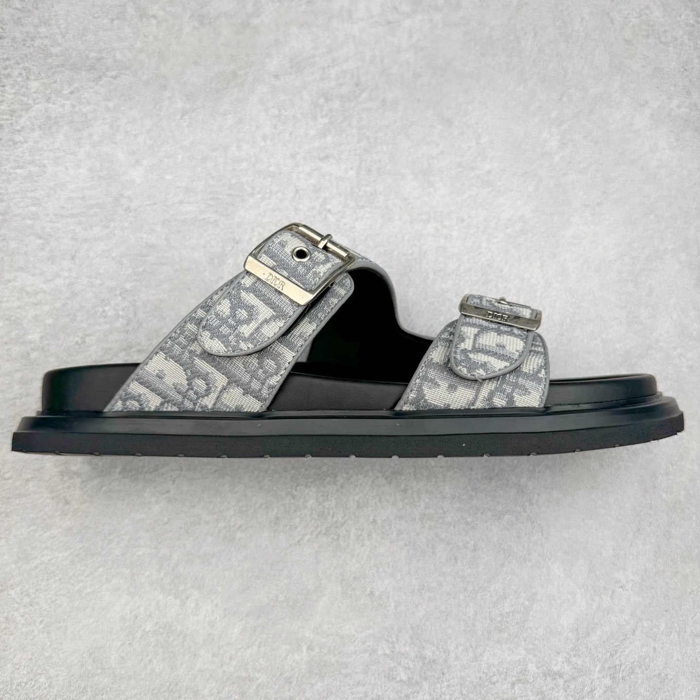 Dior 迪奥 Aqua 圆头平底 牛仔字母印花一字拖鞋 5色出货 现货独家供应‼ Dior 迪奥银色CD 扣图案重新诠释 灵感源自 Dior 档案。搭配“DIOR”标志和同色调凹口鞋底 可与短裤或牛仔裤轻松搭配,打造精致造型。 Size 38 39 40 41 42 43 44 45 46-选品中心