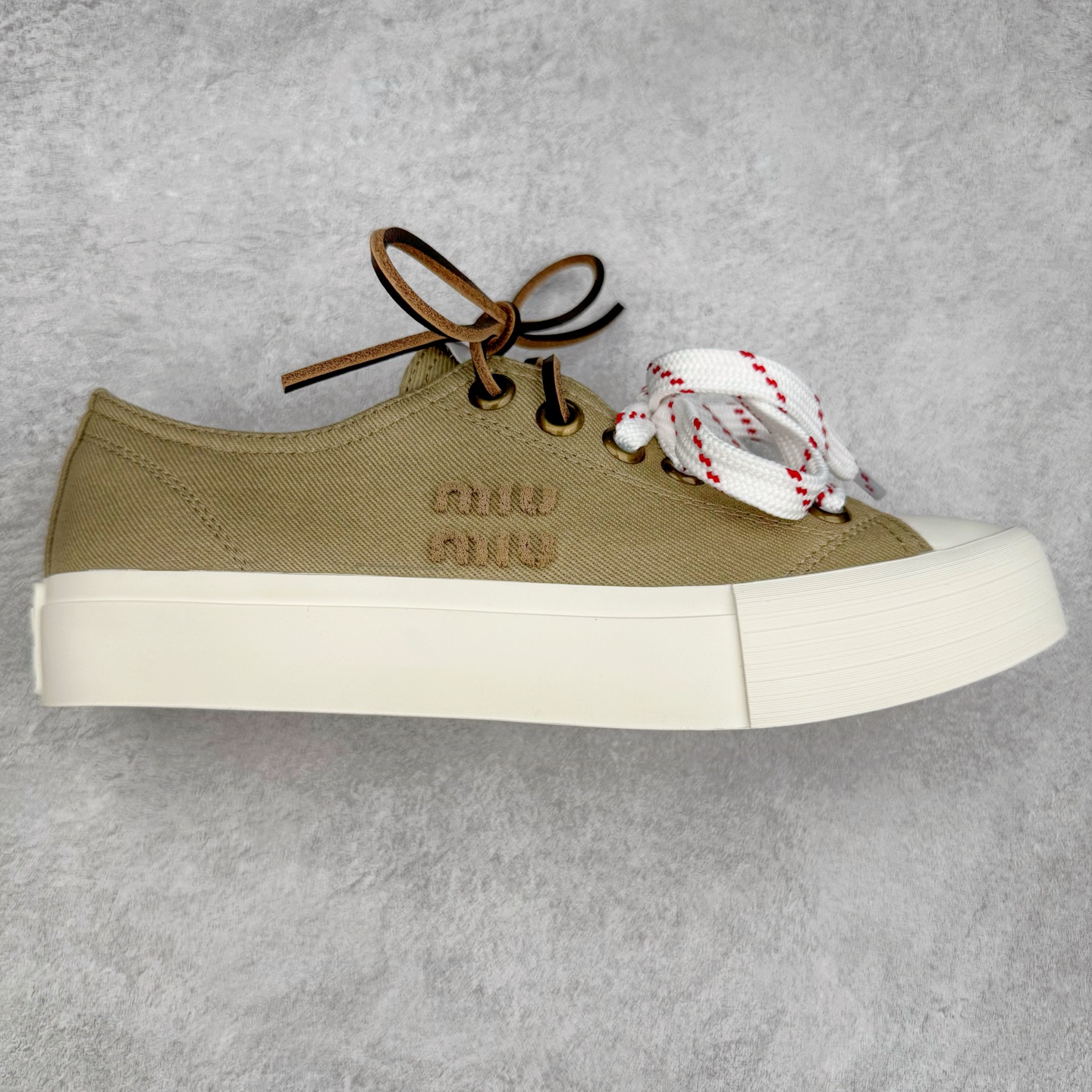 Miumiu缪缪 2025早春时尚新品帆布板鞋 双鞋带搭配 体现了Miu Miu 的大胆特色 尽展女士魅力 简约线条 别致徽标饰于鞋舌点缀 现代风格简约高级 轻松搭配 尽显女士风彩 羊皮内里 尺码:36/40-选品中心