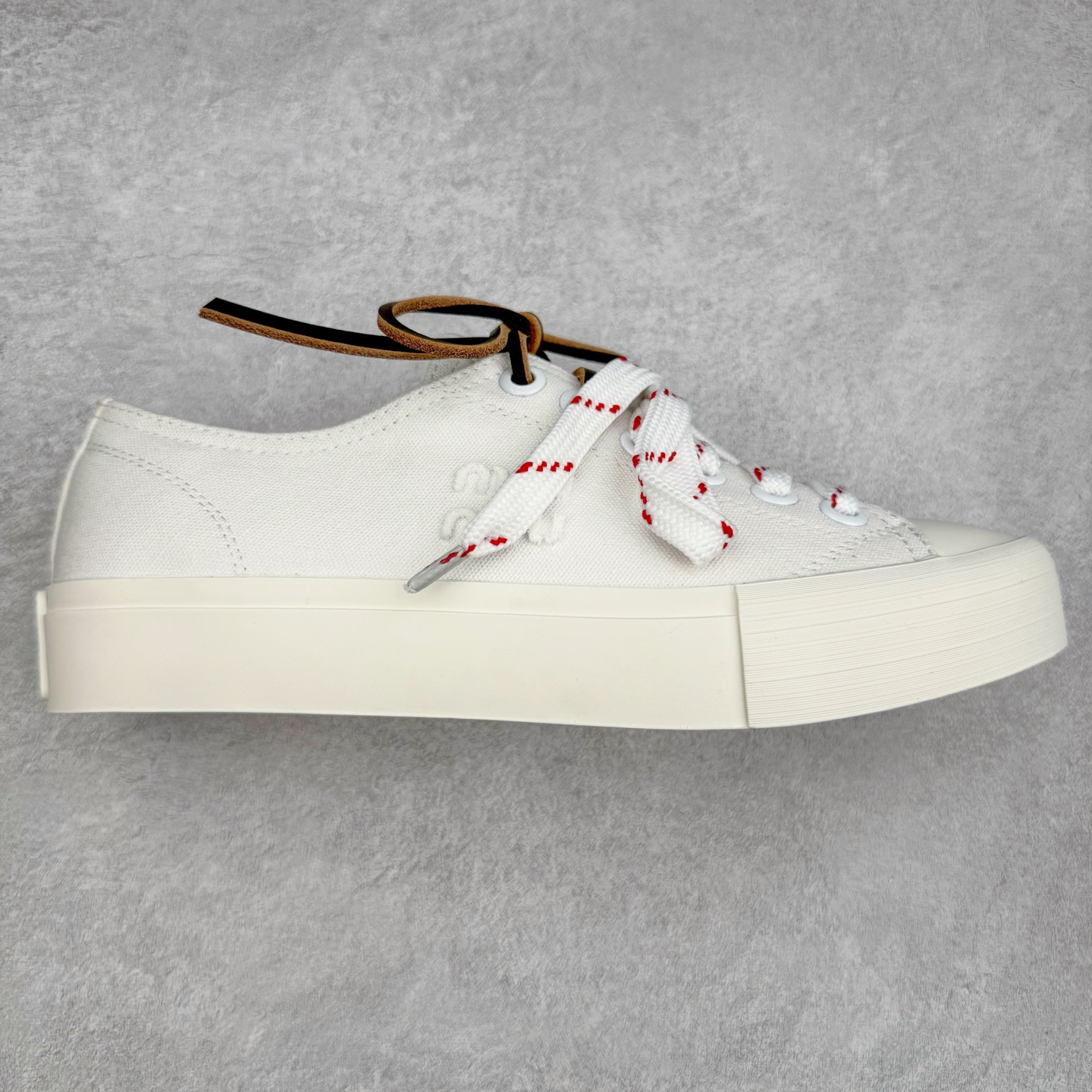 Miumiu缪缪 2025早春时尚新品帆布板鞋 双鞋带搭配 体现了Miu Miu 的大胆特色 尽展女士魅力 简约线条 别致徽标饰于鞋舌点缀 现代风格简约高级 轻松搭配 尽显女士风彩 羊皮内里 尺码:36/40-选品中心