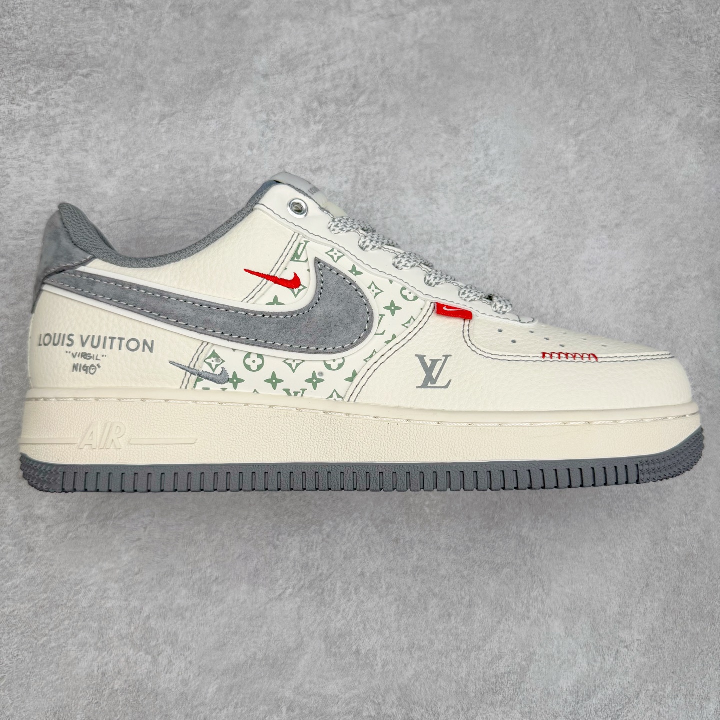 NK Air Force 1´07 Low 空军一号低帮百搭休闲运动板鞋 YX5066-350 柔软、弹性十足的缓震性能和出色的中底设计 横跨复古与现代的外型结合 造就出风靡全球 三十多年的Force 1 直到今天还深受青睐 实拍调校N版已经零色差零失真 百分百还原实物色彩所见即所得 不存在货不对板色差等低级问题 选购参考实物拍摄 不混卖不参货 只用心做好货严格选品 承诺混一赔十 尺码：36 36.5 37.5 38 38.5 39 40 40.5 41 42 42.5 43 44 44.5 45-选品中心