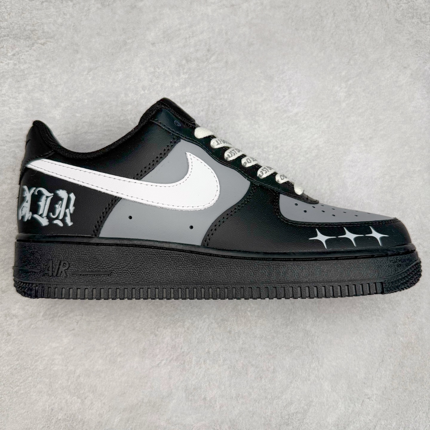 NK Air Force 1´07 Low 空军一号低帮百搭休闲运动板鞋 ZH0316-085 柔软、弹性十足的缓震性能和出色的中底设计 横跨复古与现代的外型结合 造就出风靡全球 三十多年的Force 1 直到今天还深受青睐 实拍调校N版已经零色差零失真 百分百还原实物色彩所见即所得 不存在货不对板色差等低级问题 选购参考实物拍摄 不混卖不参货 只用心做好货严格选品 承诺混一赔十 尺码：36 36.5 37.5 38 38.5 39 40 40.5 41 42 42.5 43 44 44.5 45-选品中心