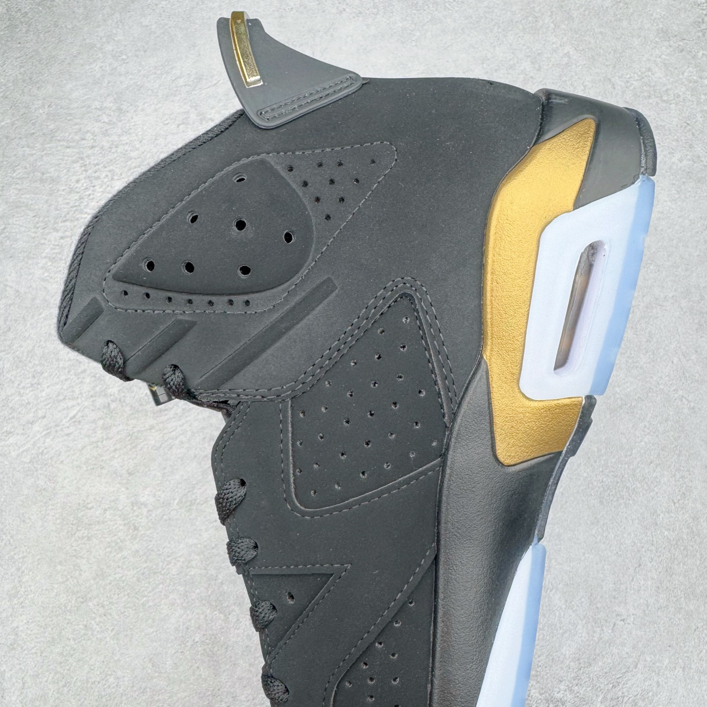 图片[7]-＃K版纯原 Air Jordan AJ6 Retro \\\”DMP\\\” 黑金 货号：CT4954-007 原楦原纸板开发 采购原厂皮料 原厂定型 后跟完美效果 到手可放心比对发售原鞋 上脚百分百充当正品驾驭 真正原装公司级完美鞋型 一切细节实拍所见所得 纸板中底、钢印 完美版型 一应俱全外贸专供 发国外寄售可稳妥充正操作 实拍调校N版已经零色差零失真 百分百还原实物色彩所见即所得 不存在货不对板色差等低级问题 选购参考实物拍摄 不混卖不参货 只用心做好货严格选品 承诺混一赔十 尺码：40 40.5 41 42 42.5 43 44 44.5 45 46 47.5-选品中心