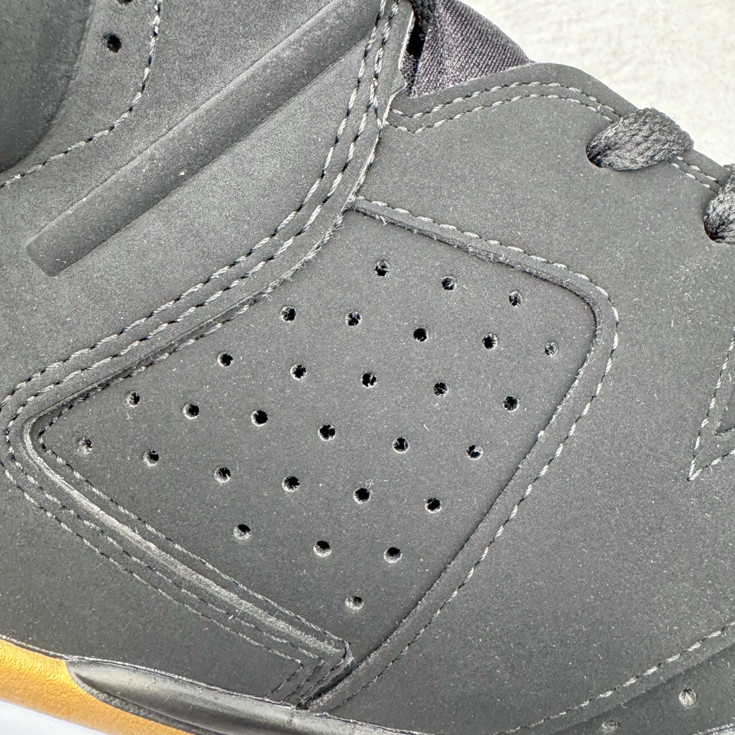 图片[17]-＃K版纯原 Air Jordan AJ6 Retro \\\”DMP\\\” 黑金 货号：CT4954-007 原楦原纸板开发 采购原厂皮料 原厂定型 后跟完美效果 到手可放心比对发售原鞋 上脚百分百充当正品驾驭 真正原装公司级完美鞋型 一切细节实拍所见所得 纸板中底、钢印 完美版型 一应俱全外贸专供 发国外寄售可稳妥充正操作 实拍调校N版已经零色差零失真 百分百还原实物色彩所见即所得 不存在货不对板色差等低级问题 选购参考实物拍摄 不混卖不参货 只用心做好货严格选品 承诺混一赔十 尺码：40 40.5 41 42 42.5 43 44 44.5 45 46 47.5-选品中心