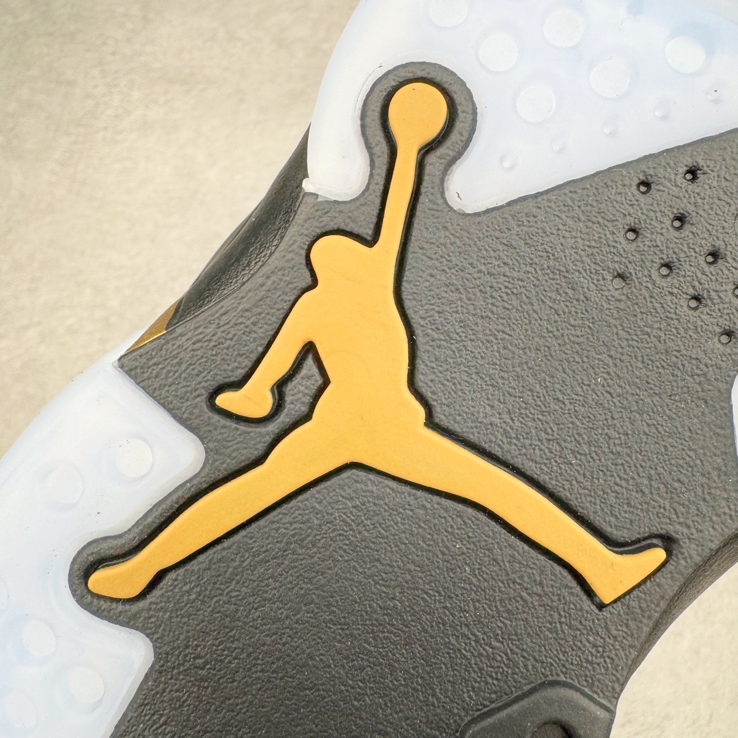 图片[19]-＃K版纯原 Air Jordan AJ6 Retro \\\”DMP\\\” 黑金 货号：CT4954-007 原楦原纸板开发 采购原厂皮料 原厂定型 后跟完美效果 到手可放心比对发售原鞋 上脚百分百充当正品驾驭 真正原装公司级完美鞋型 一切细节实拍所见所得 纸板中底、钢印 完美版型 一应俱全外贸专供 发国外寄售可稳妥充正操作 实拍调校N版已经零色差零失真 百分百还原实物色彩所见即所得 不存在货不对板色差等低级问题 选购参考实物拍摄 不混卖不参货 只用心做好货严格选品 承诺混一赔十 尺码：40 40.5 41 42 42.5 43 44 44.5 45 46 47.5-选品中心