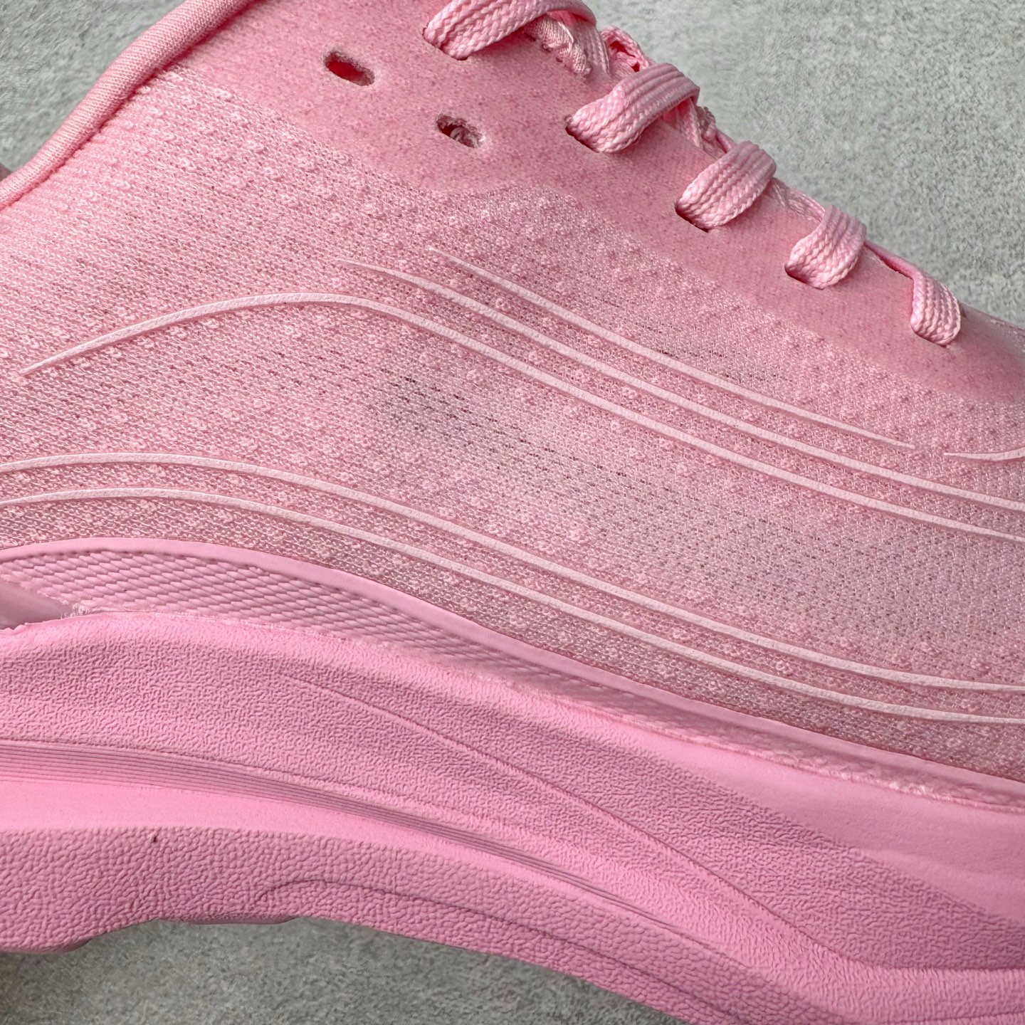 图片[14]-Alo yoga Alo Runner 舒适百搭防滑耐磨低帮跑步鞋 Alo Yoga于2007年创立于洛杉矶，意在传播有意识的运动，同时激发人们的健康意识与创造力。品牌的核心理念在于制作能够带来完美体验的瑜伽服饰与功能性单品，让有意识的运动触入并改变生活。Alo Yoga将其设计延伸到日常服饰概念，坚持不懈地捕捉当代时尚潮流，将品牌的运动美学理念、精致前卫的设计与舒适功能面料完美结合。与此同时，Alo Yoga的设计受到了时尚界人士与名人们的追捧，Talor Swift、Kendall Jenner等街拍照片中都曾出现品牌不同单品的身影。尺码：36 36.5 37.5 38 38.5 39 40 40.5 41 42 42.5 43 44 44.5 45-选品中心