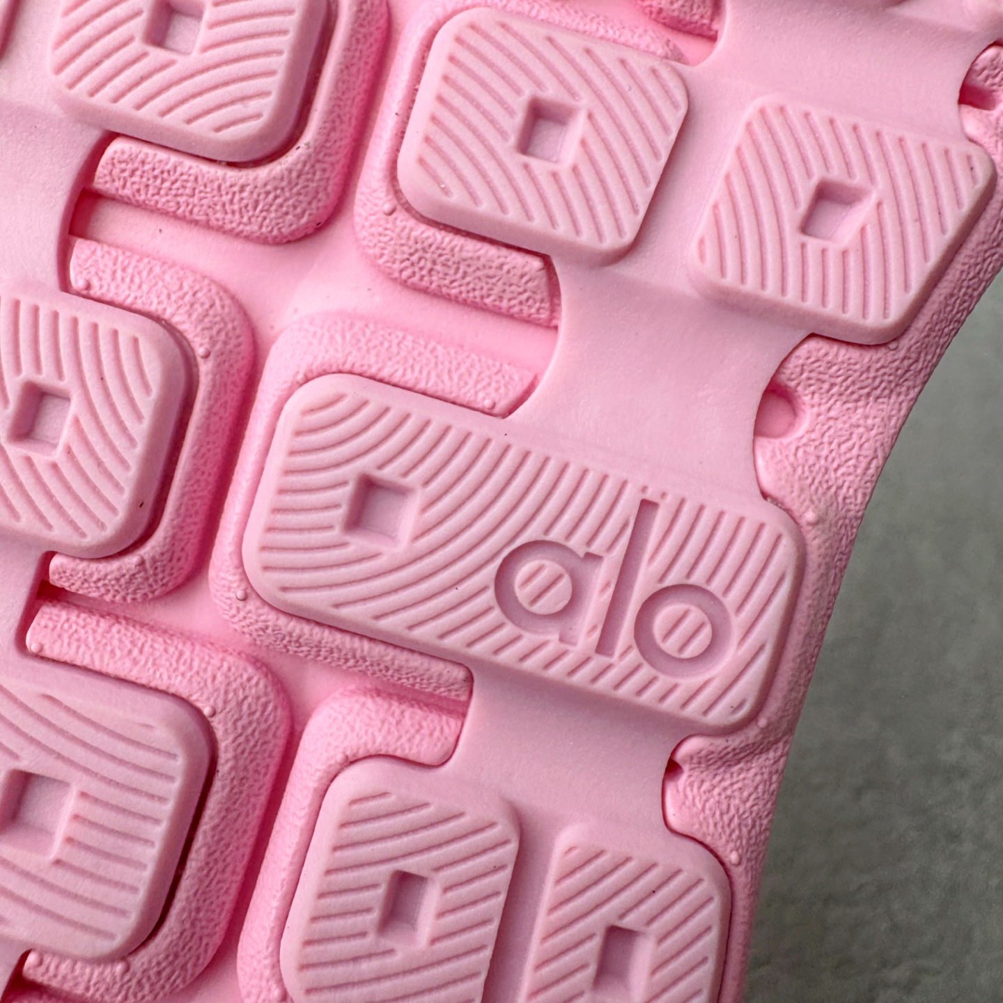 图片[17]-Alo yoga Alo Runner 舒适百搭防滑耐磨低帮跑步鞋 Alo Yoga于2007年创立于洛杉矶，意在传播有意识的运动，同时激发人们的健康意识与创造力。品牌的核心理念在于制作能够带来完美体验的瑜伽服饰与功能性单品，让有意识的运动触入并改变生活。Alo Yoga将其设计延伸到日常服饰概念，坚持不懈地捕捉当代时尚潮流，将品牌的运动美学理念、精致前卫的设计与舒适功能面料完美结合。与此同时，Alo Yoga的设计受到了时尚界人士与名人们的追捧，Talor Swift、Kendall Jenner等街拍照片中都曾出现品牌不同单品的身影。尺码：36 36.5 37.5 38 38.5 39 40 40.5 41 42 42.5 43 44 44.5 45-选品中心