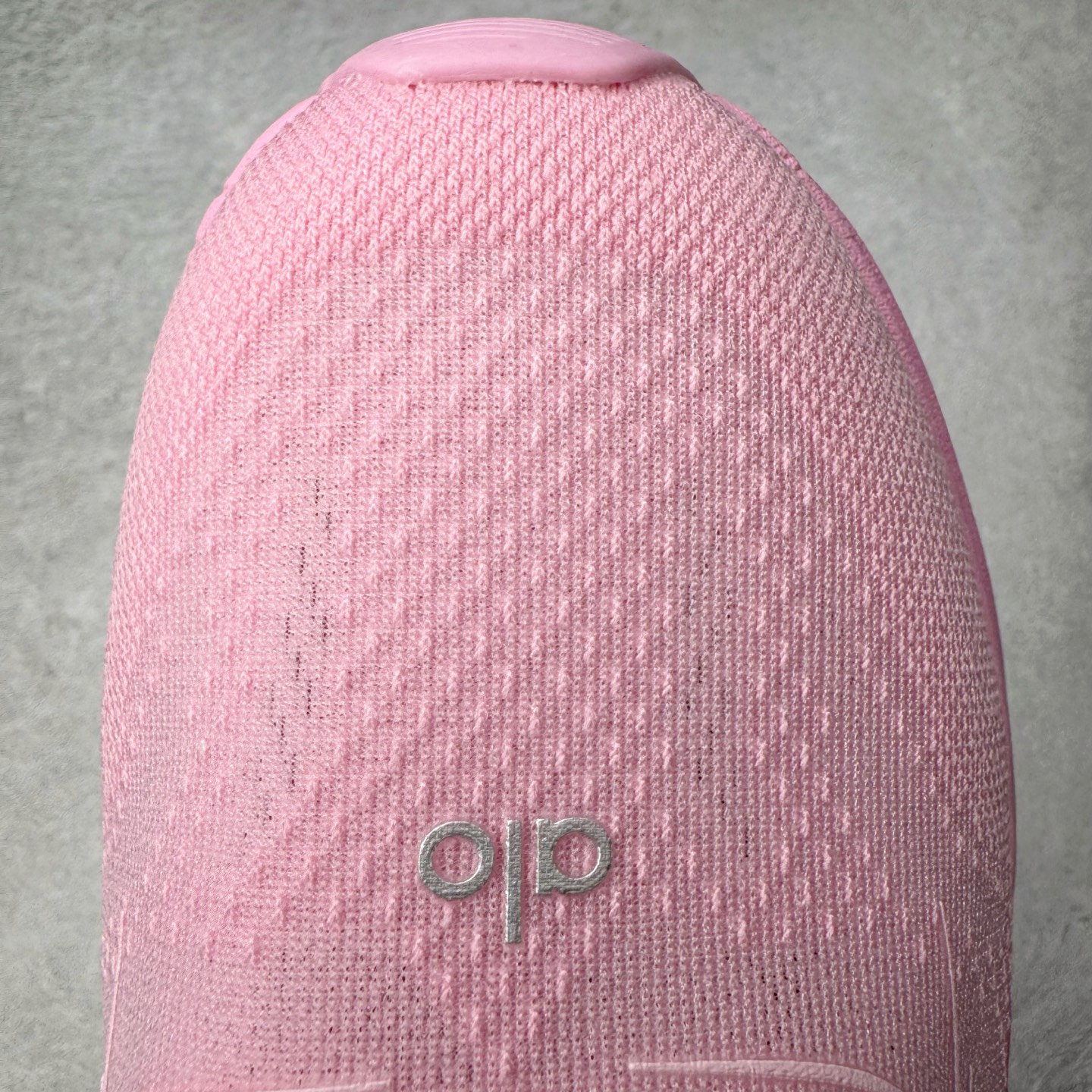 图片[12]-Alo yoga Alo Runner 舒适百搭防滑耐磨低帮跑步鞋 Alo Yoga于2007年创立于洛杉矶，意在传播有意识的运动，同时激发人们的健康意识与创造力。品牌的核心理念在于制作能够带来完美体验的瑜伽服饰与功能性单品，让有意识的运动触入并改变生活。Alo Yoga将其设计延伸到日常服饰概念，坚持不懈地捕捉当代时尚潮流，将品牌的运动美学理念、精致前卫的设计与舒适功能面料完美结合。与此同时，Alo Yoga的设计受到了时尚界人士与名人们的追捧，Talor Swift、Kendall Jenner等街拍照片中都曾出现品牌不同单品的身影。尺码：36 36.5 37.5 38 38.5 39 40 40.5 41 42 42.5 43 44 44.5 45-选品中心