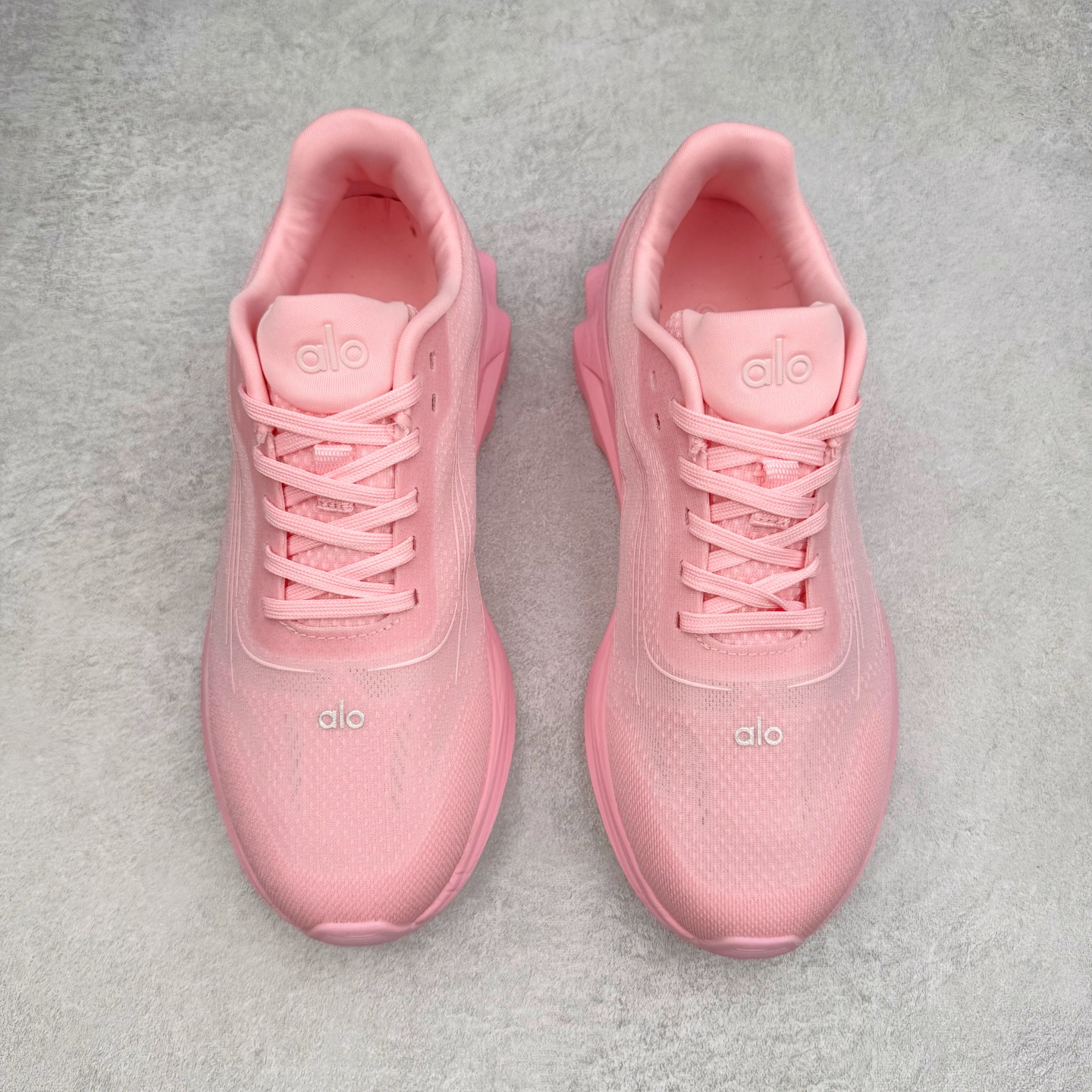 图片[2]-Alo yoga Alo Runner 舒适百搭防滑耐磨低帮跑步鞋 Alo Yoga于2007年创立于洛杉矶，意在传播有意识的运动，同时激发人们的健康意识与创造力。品牌的核心理念在于制作能够带来完美体验的瑜伽服饰与功能性单品，让有意识的运动触入并改变生活。Alo Yoga将其设计延伸到日常服饰概念，坚持不懈地捕捉当代时尚潮流，将品牌的运动美学理念、精致前卫的设计与舒适功能面料完美结合。与此同时，Alo Yoga的设计受到了时尚界人士与名人们的追捧，Talor Swift、Kendall Jenner等街拍照片中都曾出现品牌不同单品的身影。尺码：36 36.5 37.5 38 38.5 39 40 40.5 41 42 42.5 43 44 44.5 45-选品中心
