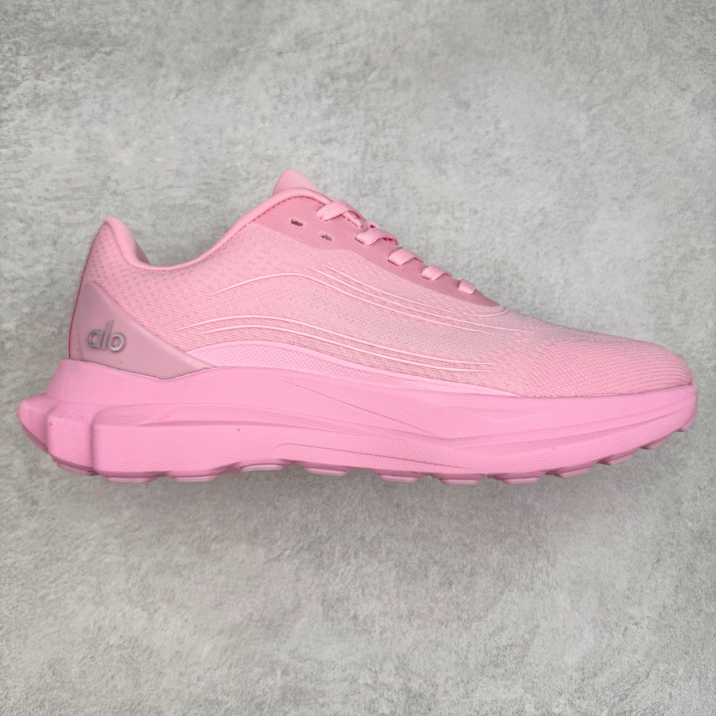 Alo yoga Alo Runner 舒适百搭防滑耐磨低帮跑步鞋 Alo Yoga于2007年创立于洛杉矶，意在传播有意识的运动，同时激发人们的健康意识与创造力。品牌的核心理念在于制作能够带来完美体验的瑜伽服饰与功能性单品，让有意识的运动触入并改变生活。Alo Yoga将其设计延伸到日常服饰概念，坚持不懈地捕捉当代时尚潮流，将品牌的运动美学理念、精致前卫的设计与舒适功能面料完美结合。与此同时，Alo Yoga的设计受到了时尚界人士与名人们的追捧，Talor Swift、Kendall Jenner等街拍照片中都曾出现品牌不同单品的身影。尺码：36 36.5 37.5 38 38.5 39 40 40.5 41 42 42.5 43 44 44.5 45-选品中心