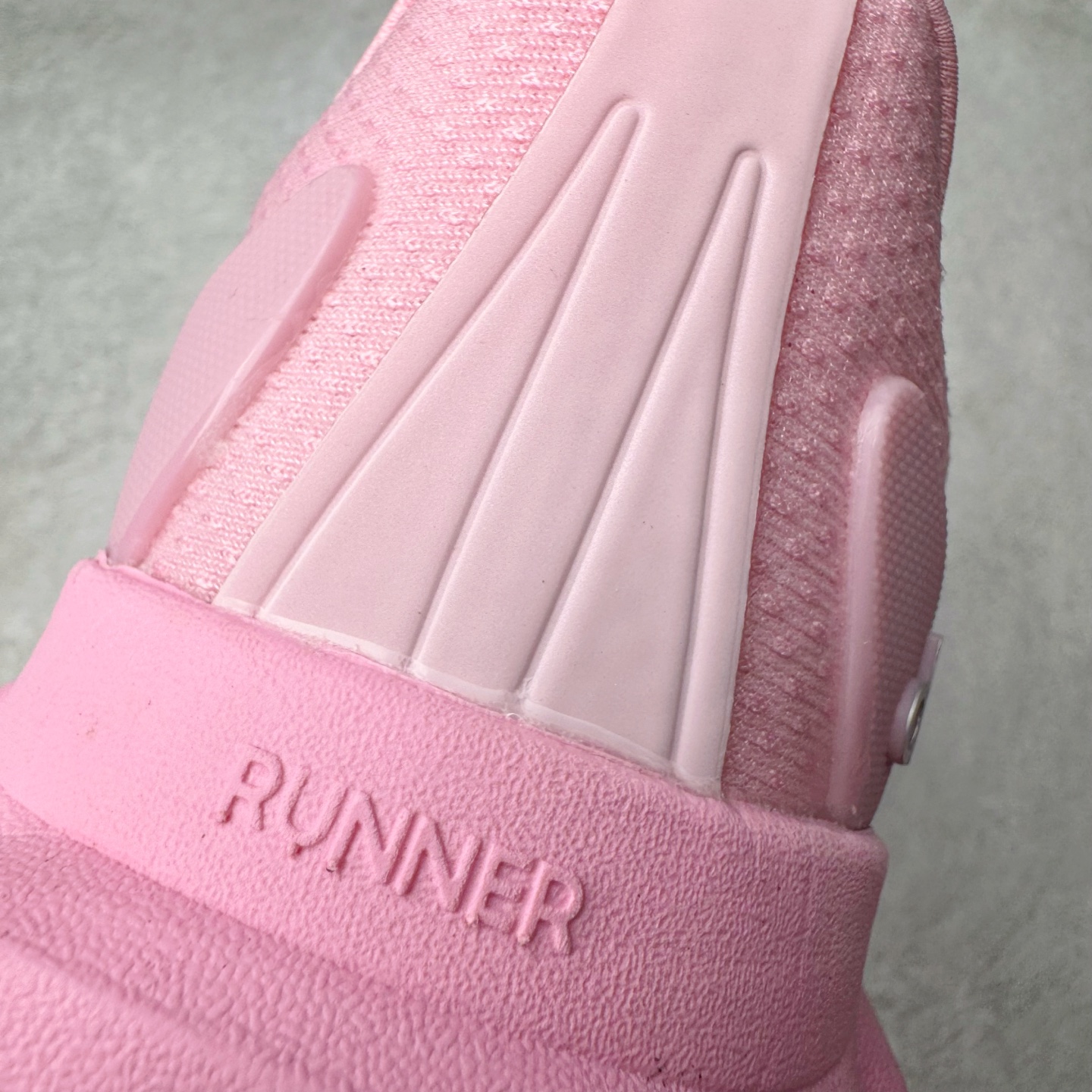 图片[13]-Alo yoga Alo Runner 舒适百搭防滑耐磨低帮跑步鞋 Alo Yoga于2007年创立于洛杉矶，意在传播有意识的运动，同时激发人们的健康意识与创造力。品牌的核心理念在于制作能够带来完美体验的瑜伽服饰与功能性单品，让有意识的运动触入并改变生活。Alo Yoga将其设计延伸到日常服饰概念，坚持不懈地捕捉当代时尚潮流，将品牌的运动美学理念、精致前卫的设计与舒适功能面料完美结合。与此同时，Alo Yoga的设计受到了时尚界人士与名人们的追捧，Talor Swift、Kendall Jenner等街拍照片中都曾出现品牌不同单品的身影。尺码：36 36.5 37.5 38 38.5 39 40 40.5 41 42 42.5 43 44 44.5 45-选品中心