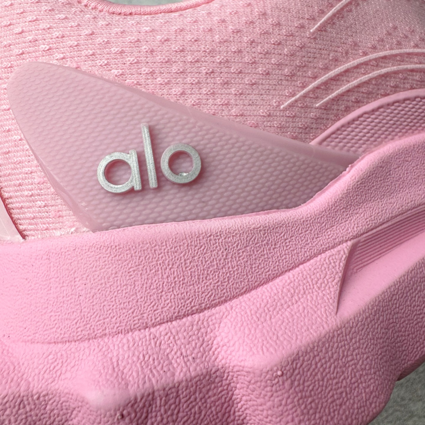 图片[15]-Alo yoga Alo Runner 舒适百搭防滑耐磨低帮跑步鞋 Alo Yoga于2007年创立于洛杉矶，意在传播有意识的运动，同时激发人们的健康意识与创造力。品牌的核心理念在于制作能够带来完美体验的瑜伽服饰与功能性单品，让有意识的运动触入并改变生活。Alo Yoga将其设计延伸到日常服饰概念，坚持不懈地捕捉当代时尚潮流，将品牌的运动美学理念、精致前卫的设计与舒适功能面料完美结合。与此同时，Alo Yoga的设计受到了时尚界人士与名人们的追捧，Talor Swift、Kendall Jenner等街拍照片中都曾出现品牌不同单品的身影。尺码：36 36.5 37.5 38 38.5 39 40 40.5 41 42 42.5 43 44 44.5 45-选品中心