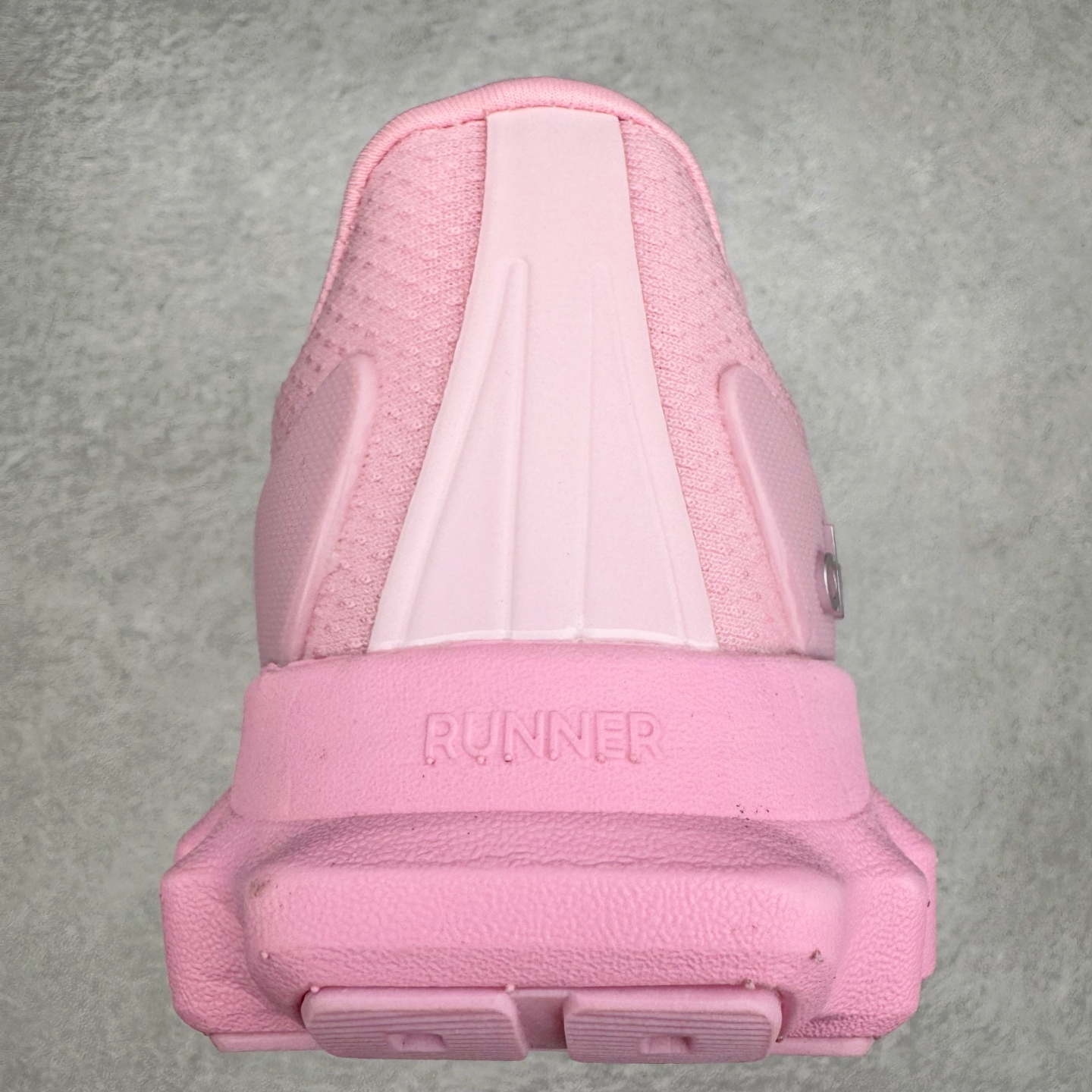 图片[8]-Alo yoga Alo Runner 舒适百搭防滑耐磨低帮跑步鞋 Alo Yoga于2007年创立于洛杉矶，意在传播有意识的运动，同时激发人们的健康意识与创造力。品牌的核心理念在于制作能够带来完美体验的瑜伽服饰与功能性单品，让有意识的运动触入并改变生活。Alo Yoga将其设计延伸到日常服饰概念，坚持不懈地捕捉当代时尚潮流，将品牌的运动美学理念、精致前卫的设计与舒适功能面料完美结合。与此同时，Alo Yoga的设计受到了时尚界人士与名人们的追捧，Talor Swift、Kendall Jenner等街拍照片中都曾出现品牌不同单品的身影。尺码：36 36.5 37.5 38 38.5 39 40 40.5 41 42 42.5 43 44 44.5 45-选品中心