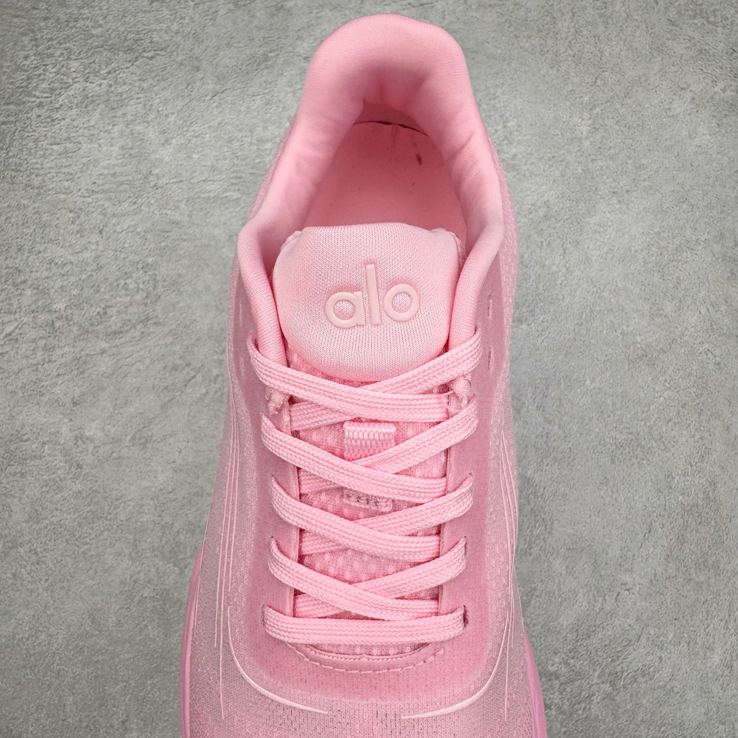 图片[5]-Alo yoga Alo Runner 舒适百搭防滑耐磨低帮跑步鞋 Alo Yoga于2007年创立于洛杉矶，意在传播有意识的运动，同时激发人们的健康意识与创造力。品牌的核心理念在于制作能够带来完美体验的瑜伽服饰与功能性单品，让有意识的运动触入并改变生活。Alo Yoga将其设计延伸到日常服饰概念，坚持不懈地捕捉当代时尚潮流，将品牌的运动美学理念、精致前卫的设计与舒适功能面料完美结合。与此同时，Alo Yoga的设计受到了时尚界人士与名人们的追捧，Talor Swift、Kendall Jenner等街拍照片中都曾出现品牌不同单品的身影。尺码：36 36.5 37.5 38 38.5 39 40 40.5 41 42 42.5 43 44 44.5 45-选品中心