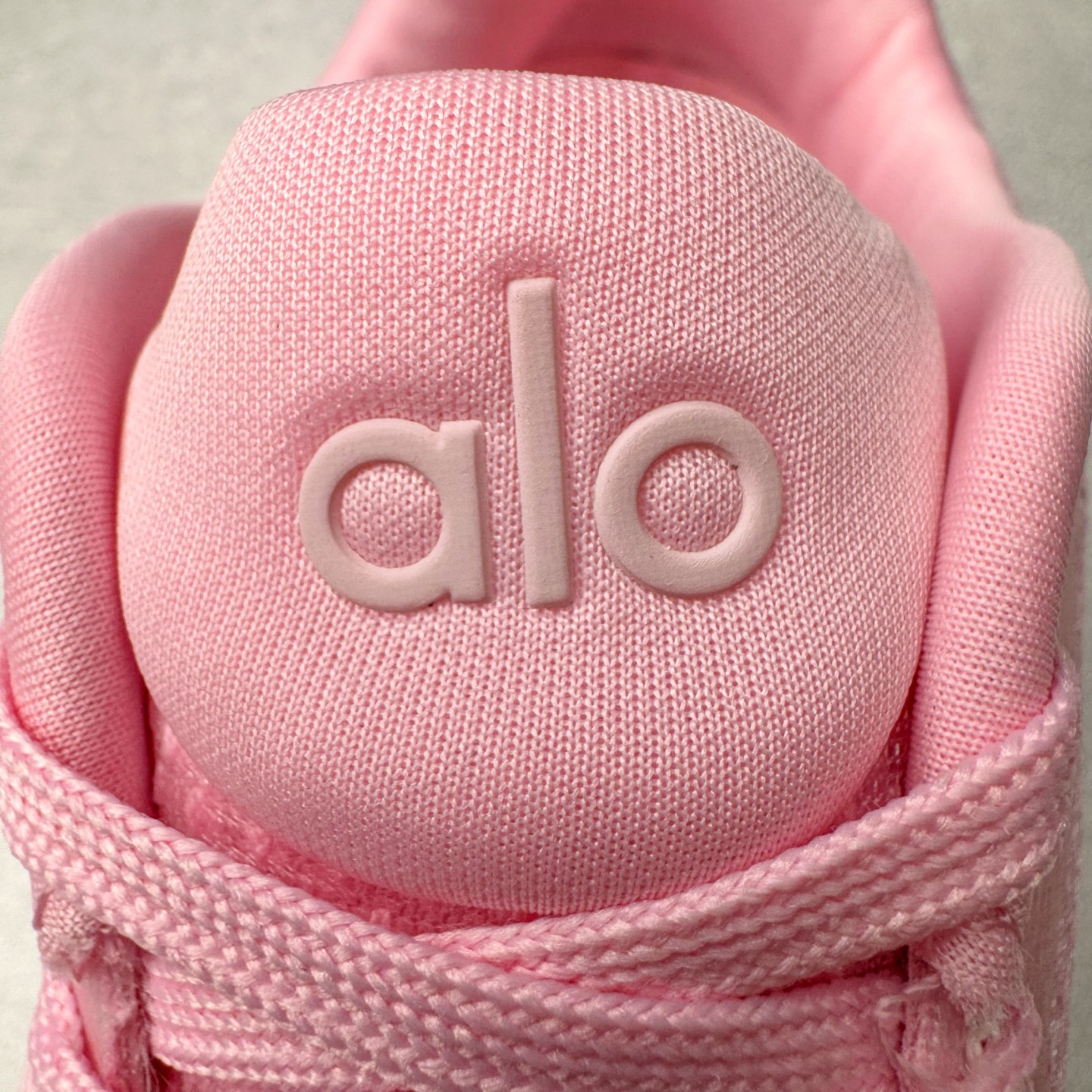 图片[11]-Alo yoga Alo Runner 舒适百搭防滑耐磨低帮跑步鞋 Alo Yoga于2007年创立于洛杉矶，意在传播有意识的运动，同时激发人们的健康意识与创造力。品牌的核心理念在于制作能够带来完美体验的瑜伽服饰与功能性单品，让有意识的运动触入并改变生活。Alo Yoga将其设计延伸到日常服饰概念，坚持不懈地捕捉当代时尚潮流，将品牌的运动美学理念、精致前卫的设计与舒适功能面料完美结合。与此同时，Alo Yoga的设计受到了时尚界人士与名人们的追捧，Talor Swift、Kendall Jenner等街拍照片中都曾出现品牌不同单品的身影。尺码：36 36.5 37.5 38 38.5 39 40 40.5 41 42 42.5 43 44 44.5 45-选品中心