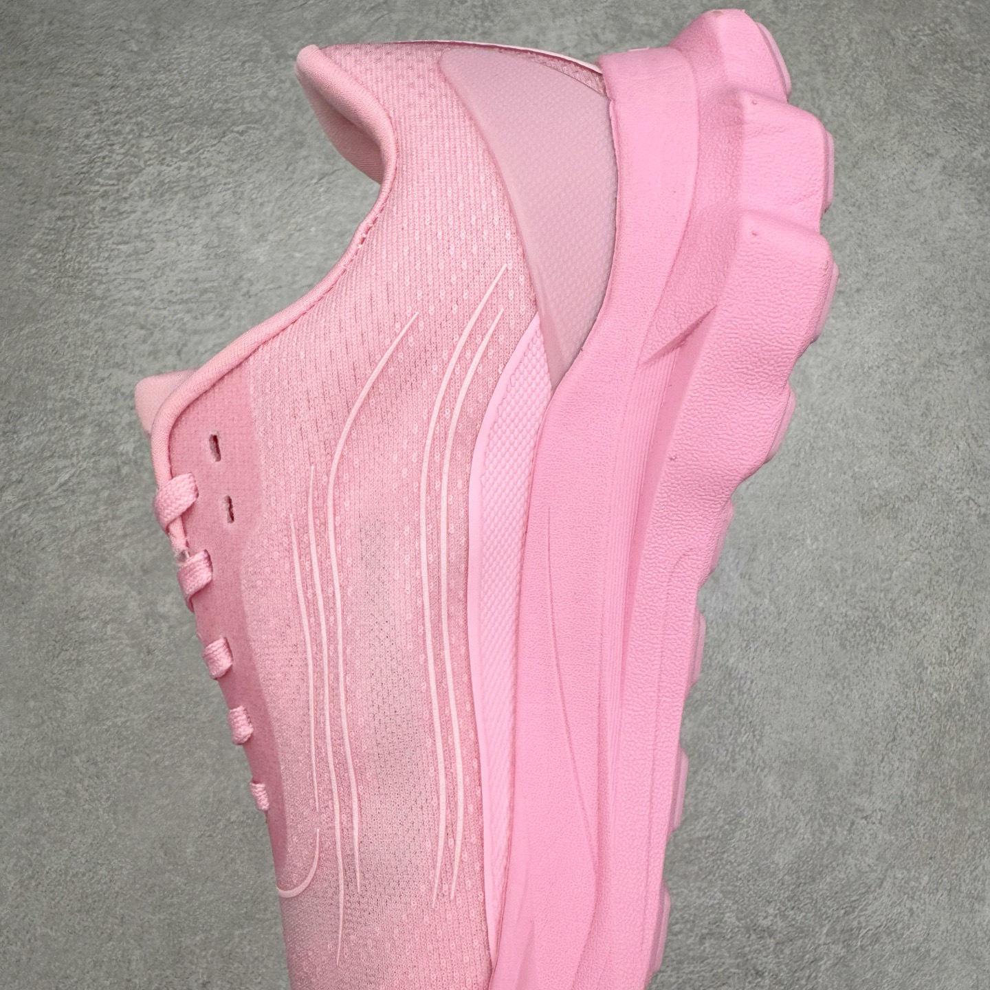 图片[7]-Alo yoga Alo Runner 舒适百搭防滑耐磨低帮跑步鞋 Alo Yoga于2007年创立于洛杉矶，意在传播有意识的运动，同时激发人们的健康意识与创造力。品牌的核心理念在于制作能够带来完美体验的瑜伽服饰与功能性单品，让有意识的运动触入并改变生活。Alo Yoga将其设计延伸到日常服饰概念，坚持不懈地捕捉当代时尚潮流，将品牌的运动美学理念、精致前卫的设计与舒适功能面料完美结合。与此同时，Alo Yoga的设计受到了时尚界人士与名人们的追捧，Talor Swift、Kendall Jenner等街拍照片中都曾出现品牌不同单品的身影。尺码：36 36.5 37.5 38 38.5 39 40 40.5 41 42 42.5 43 44 44.5 45-选品中心