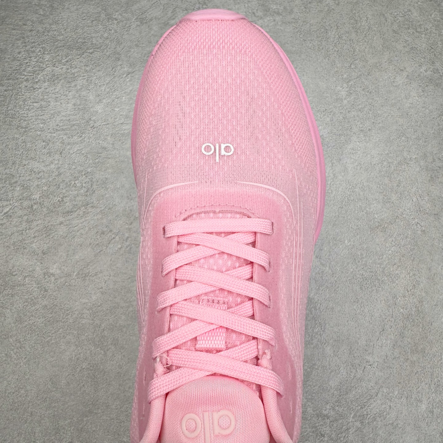 图片[4]-Alo yoga Alo Runner 舒适百搭防滑耐磨低帮跑步鞋 Alo Yoga于2007年创立于洛杉矶，意在传播有意识的运动，同时激发人们的健康意识与创造力。品牌的核心理念在于制作能够带来完美体验的瑜伽服饰与功能性单品，让有意识的运动触入并改变生活。Alo Yoga将其设计延伸到日常服饰概念，坚持不懈地捕捉当代时尚潮流，将品牌的运动美学理念、精致前卫的设计与舒适功能面料完美结合。与此同时，Alo Yoga的设计受到了时尚界人士与名人们的追捧，Talor Swift、Kendall Jenner等街拍照片中都曾出现品牌不同单品的身影。尺码：36 36.5 37.5 38 38.5 39 40 40.5 41 42 42.5 43 44 44.5 45-选品中心