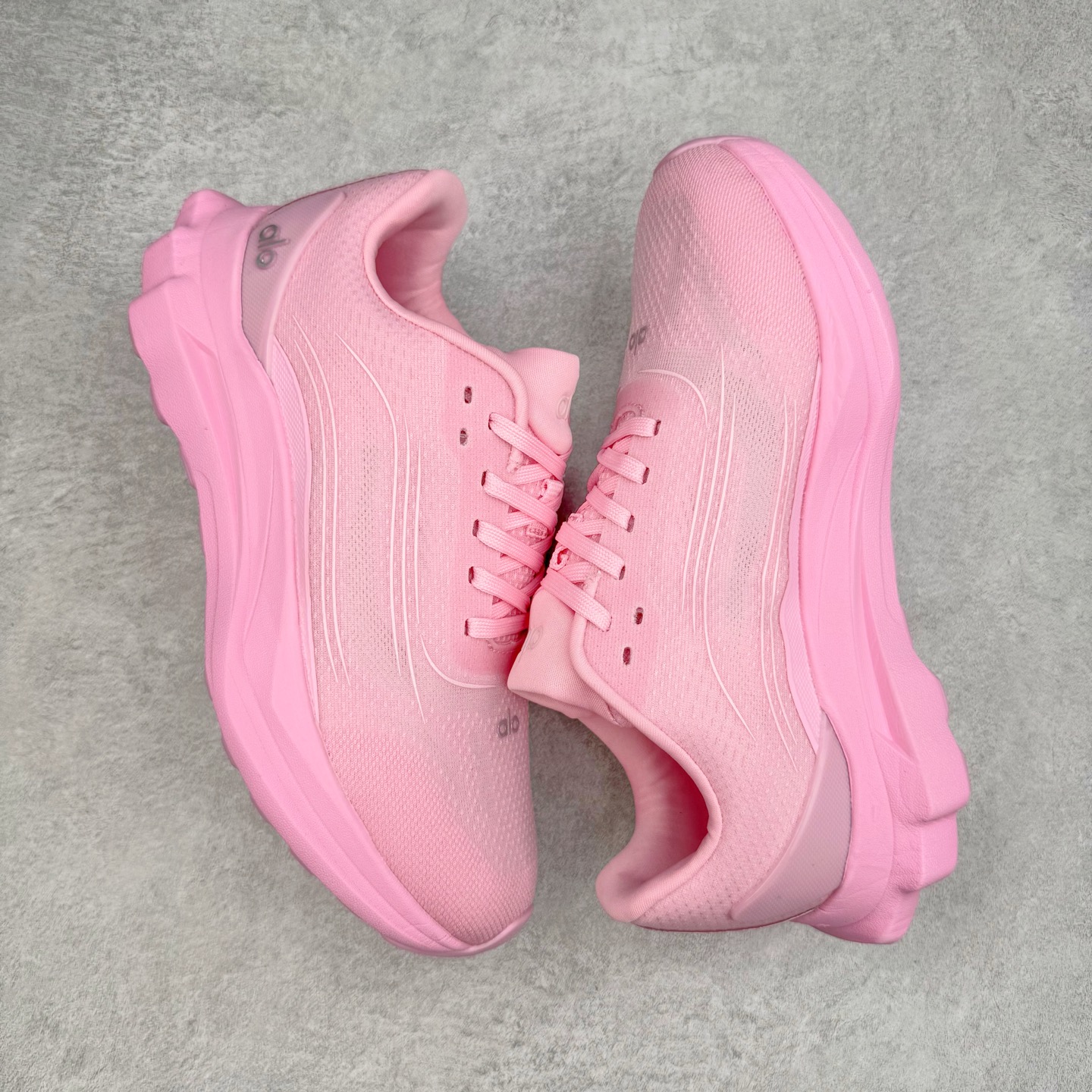 图片[3]-Alo yoga Alo Runner 舒适百搭防滑耐磨低帮跑步鞋 Alo Yoga于2007年创立于洛杉矶，意在传播有意识的运动，同时激发人们的健康意识与创造力。品牌的核心理念在于制作能够带来完美体验的瑜伽服饰与功能性单品，让有意识的运动触入并改变生活。Alo Yoga将其设计延伸到日常服饰概念，坚持不懈地捕捉当代时尚潮流，将品牌的运动美学理念、精致前卫的设计与舒适功能面料完美结合。与此同时，Alo Yoga的设计受到了时尚界人士与名人们的追捧，Talor Swift、Kendall Jenner等街拍照片中都曾出现品牌不同单品的身影。尺码：36 36.5 37.5 38 38.5 39 40 40.5 41 42 42.5 43 44 44.5 45-选品中心