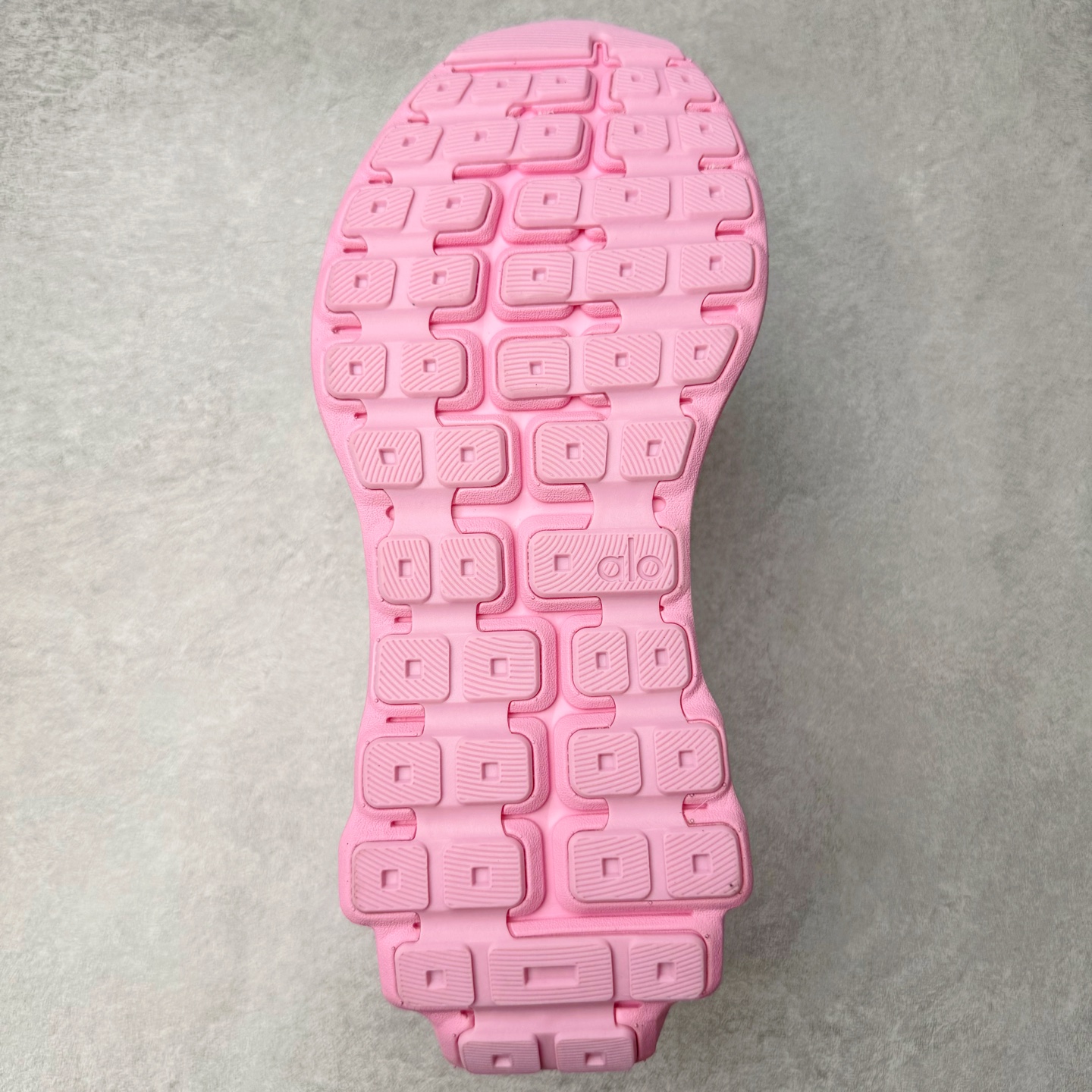 图片[9]-Alo yoga Alo Runner 舒适百搭防滑耐磨低帮跑步鞋 Alo Yoga于2007年创立于洛杉矶，意在传播有意识的运动，同时激发人们的健康意识与创造力。品牌的核心理念在于制作能够带来完美体验的瑜伽服饰与功能性单品，让有意识的运动触入并改变生活。Alo Yoga将其设计延伸到日常服饰概念，坚持不懈地捕捉当代时尚潮流，将品牌的运动美学理念、精致前卫的设计与舒适功能面料完美结合。与此同时，Alo Yoga的设计受到了时尚界人士与名人们的追捧，Talor Swift、Kendall Jenner等街拍照片中都曾出现品牌不同单品的身影。尺码：36 36.5 37.5 38 38.5 39 40 40.5 41 42 42.5 43 44 44.5 45-选品中心