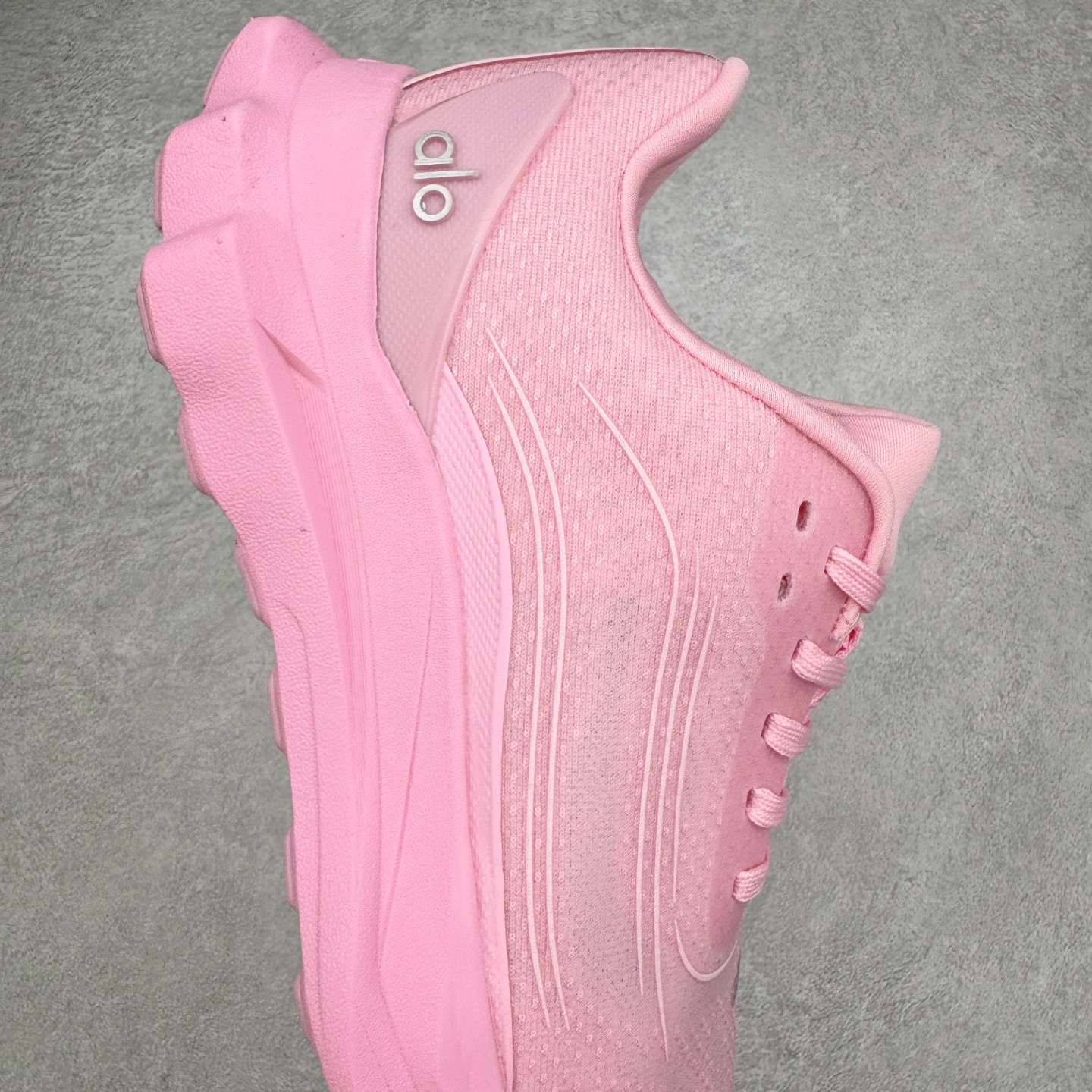 图片[6]-Alo yoga Alo Runner 舒适百搭防滑耐磨低帮跑步鞋 Alo Yoga于2007年创立于洛杉矶，意在传播有意识的运动，同时激发人们的健康意识与创造力。品牌的核心理念在于制作能够带来完美体验的瑜伽服饰与功能性单品，让有意识的运动触入并改变生活。Alo Yoga将其设计延伸到日常服饰概念，坚持不懈地捕捉当代时尚潮流，将品牌的运动美学理念、精致前卫的设计与舒适功能面料完美结合。与此同时，Alo Yoga的设计受到了时尚界人士与名人们的追捧，Talor Swift、Kendall Jenner等街拍照片中都曾出现品牌不同单品的身影。尺码：36 36.5 37.5 38 38.5 39 40 40.5 41 42 42.5 43 44 44.5 45-选品中心