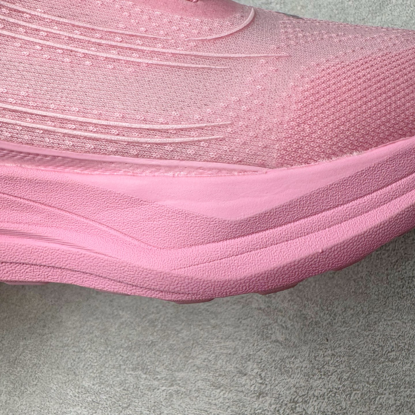 图片[16]-Alo yoga Alo Runner 舒适百搭防滑耐磨低帮跑步鞋 Alo Yoga于2007年创立于洛杉矶，意在传播有意识的运动，同时激发人们的健康意识与创造力。品牌的核心理念在于制作能够带来完美体验的瑜伽服饰与功能性单品，让有意识的运动触入并改变生活。Alo Yoga将其设计延伸到日常服饰概念，坚持不懈地捕捉当代时尚潮流，将品牌的运动美学理念、精致前卫的设计与舒适功能面料完美结合。与此同时，Alo Yoga的设计受到了时尚界人士与名人们的追捧，Talor Swift、Kendall Jenner等街拍照片中都曾出现品牌不同单品的身影。尺码：36 36.5 37.5 38 38.5 39 40 40.5 41 42 42.5 43 44 44.5 45-选品中心