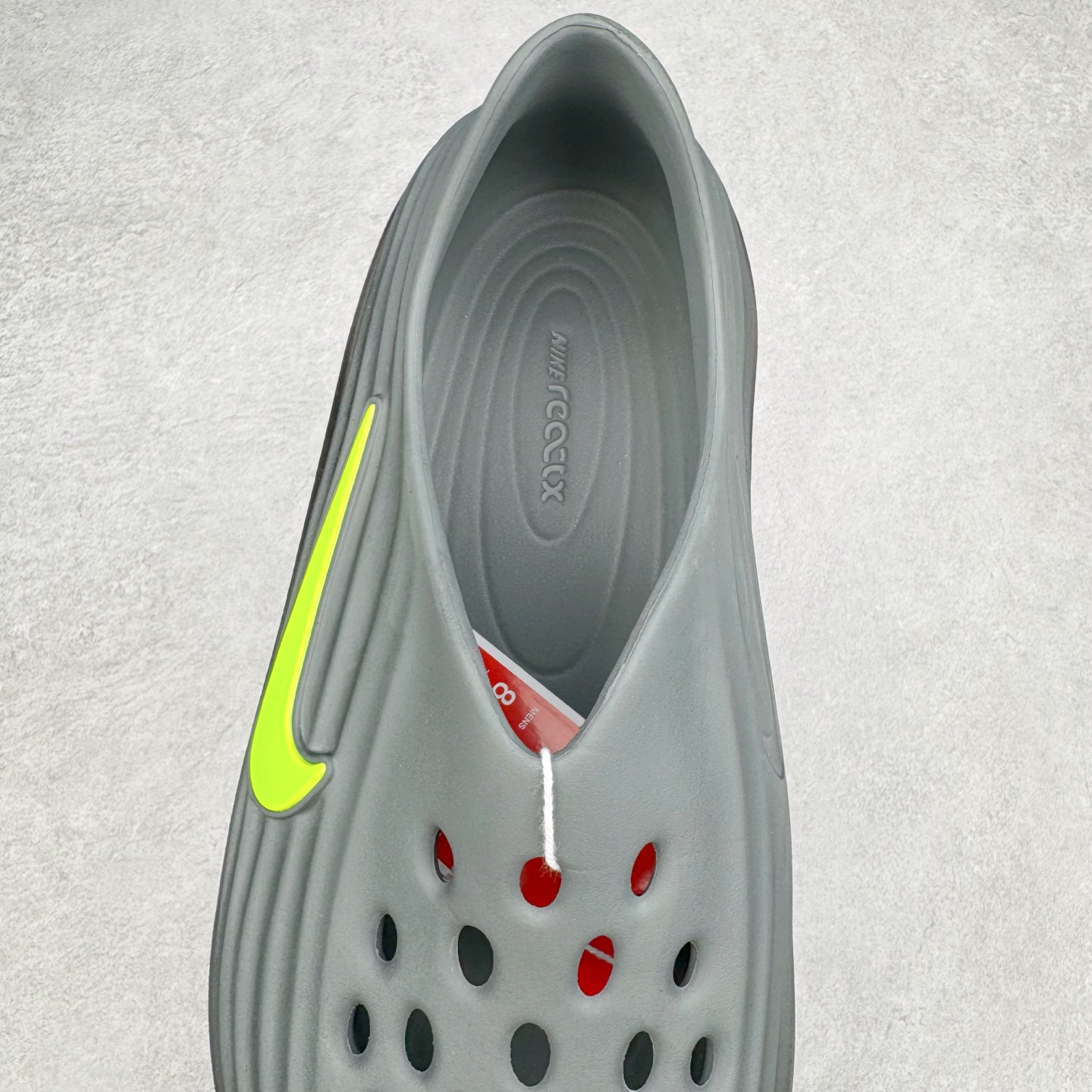 图片[5]-＃Lw纯原 NK ReactX Rejuven8 简约舒适百搭洞洞鞋 FV5060-003 重金购入原鞋及原档案磨具生产指令开发 唯一正确组合大底 组合侧面Logo 鞋头不过分上翘 后跟Logo 凹凸明显 轮廓分明 LOGO内侧钢印清晰工整 原厂磨具全鞋无多余毛边 同源公司EVA粒子环保塑料 原厂指令配方 无任何异味 弹性卡色均保持原鞋一致 匠心打造 鞋口弧度大小 鞋面色泽质感同步原鞋 LOGO内侧钢印清晰工整 从名字就能看出，这款鞋搭载了React X缓震科技，保证了舒适的脚感和轻盈的穿着体验。设计上，这双鞋采用了近几年非常流行的洞洞鞋风格，但特别之处在于加入了波浪纹路细节，让整个鞋型看起来更有立体感，视觉上也增添了几分现代感。尺码：36 36.5 37.5 38 38.5 39 40 40.5 41 42 42.5 43 44 44.5 45 46.5 47.5 48.5-选品中心