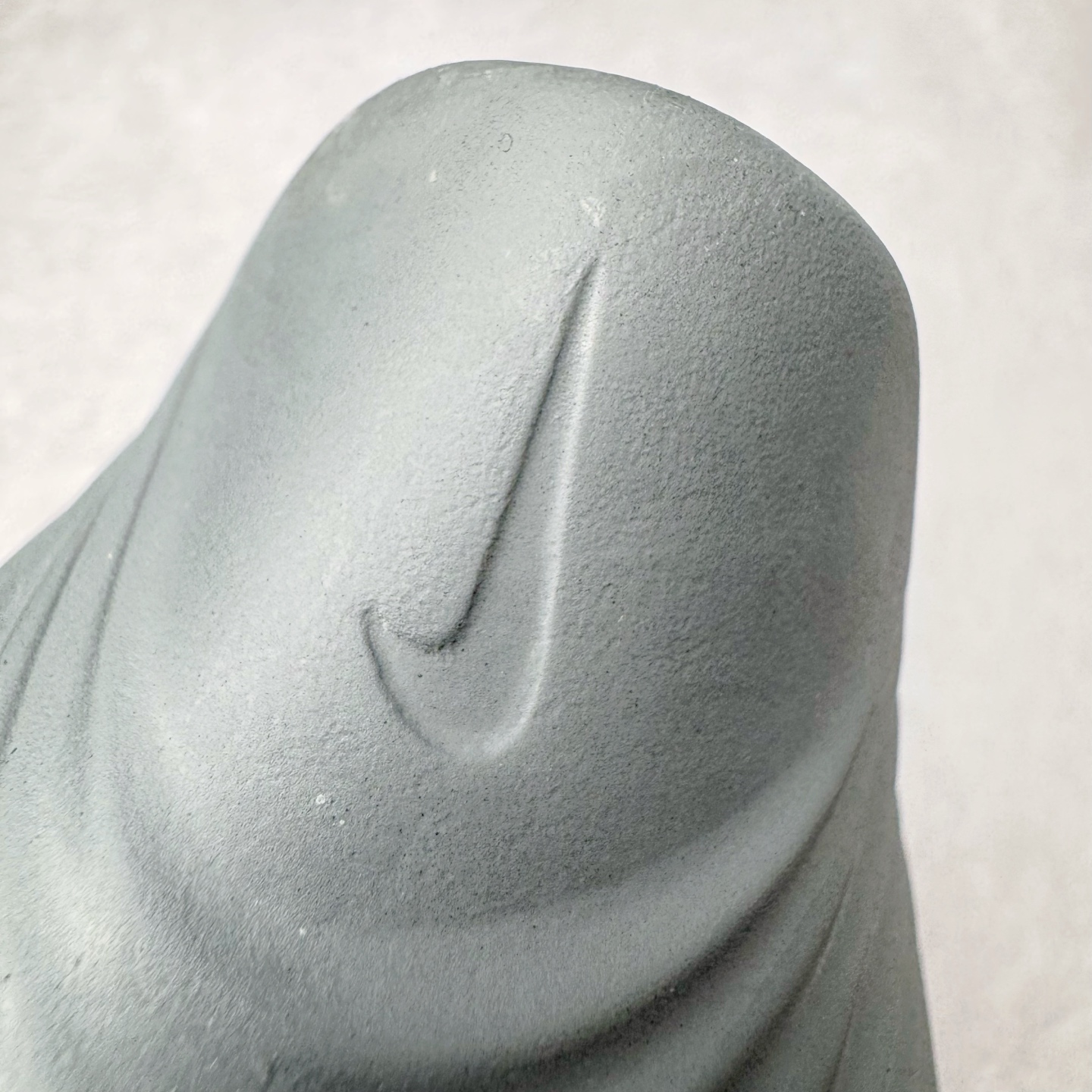 图片[11]-＃Lw纯原 NK ReactX Rejuven8 简约舒适百搭洞洞鞋 FV5060-003 重金购入原鞋及原档案磨具生产指令开发 唯一正确组合大底 组合侧面Logo 鞋头不过分上翘 后跟Logo 凹凸明显 轮廓分明 LOGO内侧钢印清晰工整 原厂磨具全鞋无多余毛边 同源公司EVA粒子环保塑料 原厂指令配方 无任何异味 弹性卡色均保持原鞋一致 匠心打造 鞋口弧度大小 鞋面色泽质感同步原鞋 LOGO内侧钢印清晰工整 从名字就能看出，这款鞋搭载了React X缓震科技，保证了舒适的脚感和轻盈的穿着体验。设计上，这双鞋采用了近几年非常流行的洞洞鞋风格，但特别之处在于加入了波浪纹路细节，让整个鞋型看起来更有立体感，视觉上也增添了几分现代感。尺码：36 36.5 37.5 38 38.5 39 40 40.5 41 42 42.5 43 44 44.5 45 46.5 47.5 48.5-选品中心