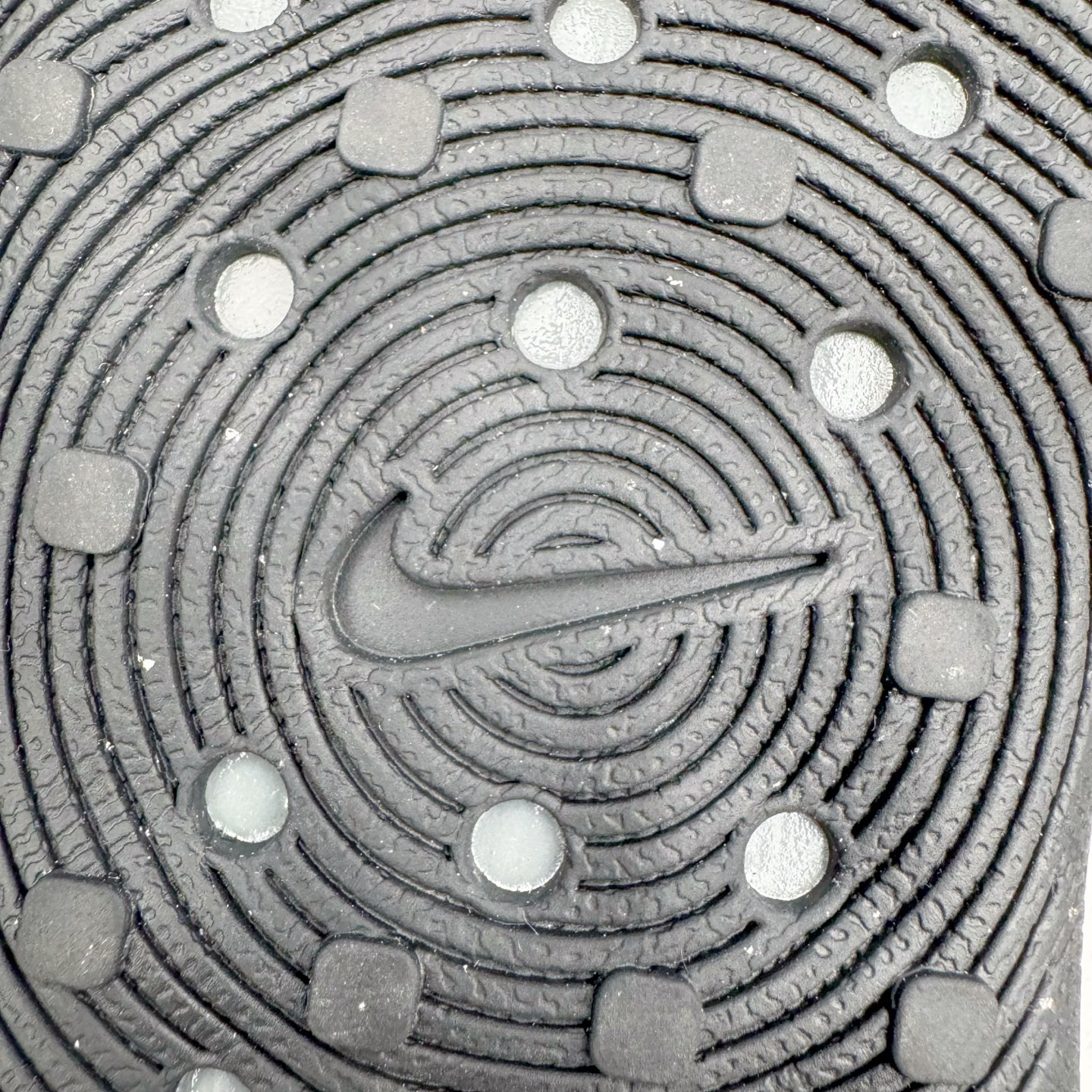 图片[10]-＃Lw纯原 NK ReactX Rejuven8 简约舒适百搭洞洞鞋 FV5060-003 重金购入原鞋及原档案磨具生产指令开发 唯一正确组合大底 组合侧面Logo 鞋头不过分上翘 后跟Logo 凹凸明显 轮廓分明 LOGO内侧钢印清晰工整 原厂磨具全鞋无多余毛边 同源公司EVA粒子环保塑料 原厂指令配方 无任何异味 弹性卡色均保持原鞋一致 匠心打造 鞋口弧度大小 鞋面色泽质感同步原鞋 LOGO内侧钢印清晰工整 从名字就能看出，这款鞋搭载了React X缓震科技，保证了舒适的脚感和轻盈的穿着体验。设计上，这双鞋采用了近几年非常流行的洞洞鞋风格，但特别之处在于加入了波浪纹路细节，让整个鞋型看起来更有立体感，视觉上也增添了几分现代感。尺码：36 36.5 37.5 38 38.5 39 40 40.5 41 42 42.5 43 44 44.5 45 46.5 47.5 48.5-选品中心