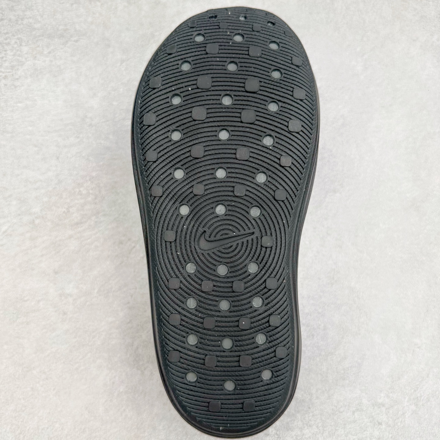 图片[9]-＃Lw纯原 NK ReactX Rejuven8 简约舒适百搭洞洞鞋 FV5060-003 重金购入原鞋及原档案磨具生产指令开发 唯一正确组合大底 组合侧面Logo 鞋头不过分上翘 后跟Logo 凹凸明显 轮廓分明 LOGO内侧钢印清晰工整 原厂磨具全鞋无多余毛边 同源公司EVA粒子环保塑料 原厂指令配方 无任何异味 弹性卡色均保持原鞋一致 匠心打造 鞋口弧度大小 鞋面色泽质感同步原鞋 LOGO内侧钢印清晰工整 从名字就能看出，这款鞋搭载了React X缓震科技，保证了舒适的脚感和轻盈的穿着体验。设计上，这双鞋采用了近几年非常流行的洞洞鞋风格，但特别之处在于加入了波浪纹路细节，让整个鞋型看起来更有立体感，视觉上也增添了几分现代感。尺码：36 36.5 37.5 38 38.5 39 40 40.5 41 42 42.5 43 44 44.5 45 46.5 47.5 48.5-选品中心