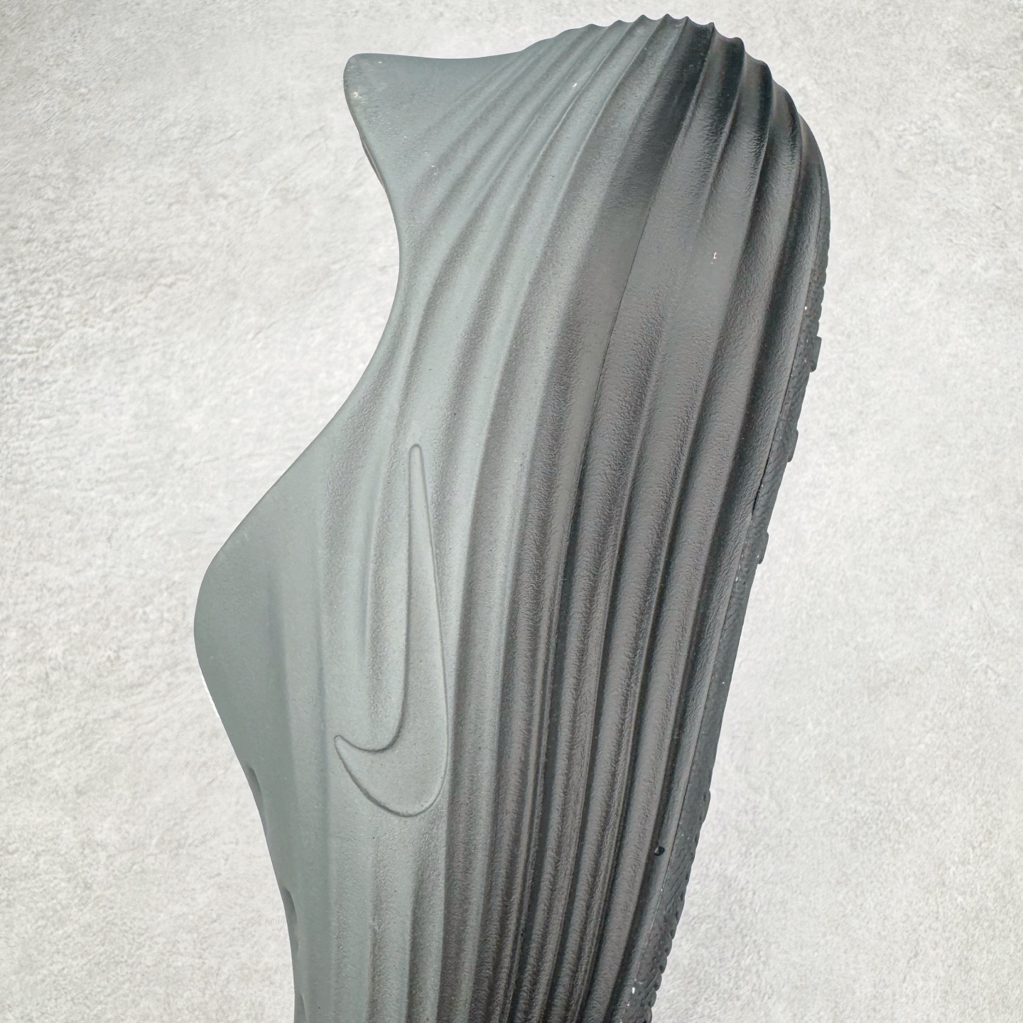 图片[7]-＃Lw纯原 NK ReactX Rejuven8 简约舒适百搭洞洞鞋 FV5060-003 重金购入原鞋及原档案磨具生产指令开发 唯一正确组合大底 组合侧面Logo 鞋头不过分上翘 后跟Logo 凹凸明显 轮廓分明 LOGO内侧钢印清晰工整 原厂磨具全鞋无多余毛边 同源公司EVA粒子环保塑料 原厂指令配方 无任何异味 弹性卡色均保持原鞋一致 匠心打造 鞋口弧度大小 鞋面色泽质感同步原鞋 LOGO内侧钢印清晰工整 从名字就能看出，这款鞋搭载了React X缓震科技，保证了舒适的脚感和轻盈的穿着体验。设计上，这双鞋采用了近几年非常流行的洞洞鞋风格，但特别之处在于加入了波浪纹路细节，让整个鞋型看起来更有立体感，视觉上也增添了几分现代感。尺码：36 36.5 37.5 38 38.5 39 40 40.5 41 42 42.5 43 44 44.5 45 46.5 47.5 48.5-选品中心