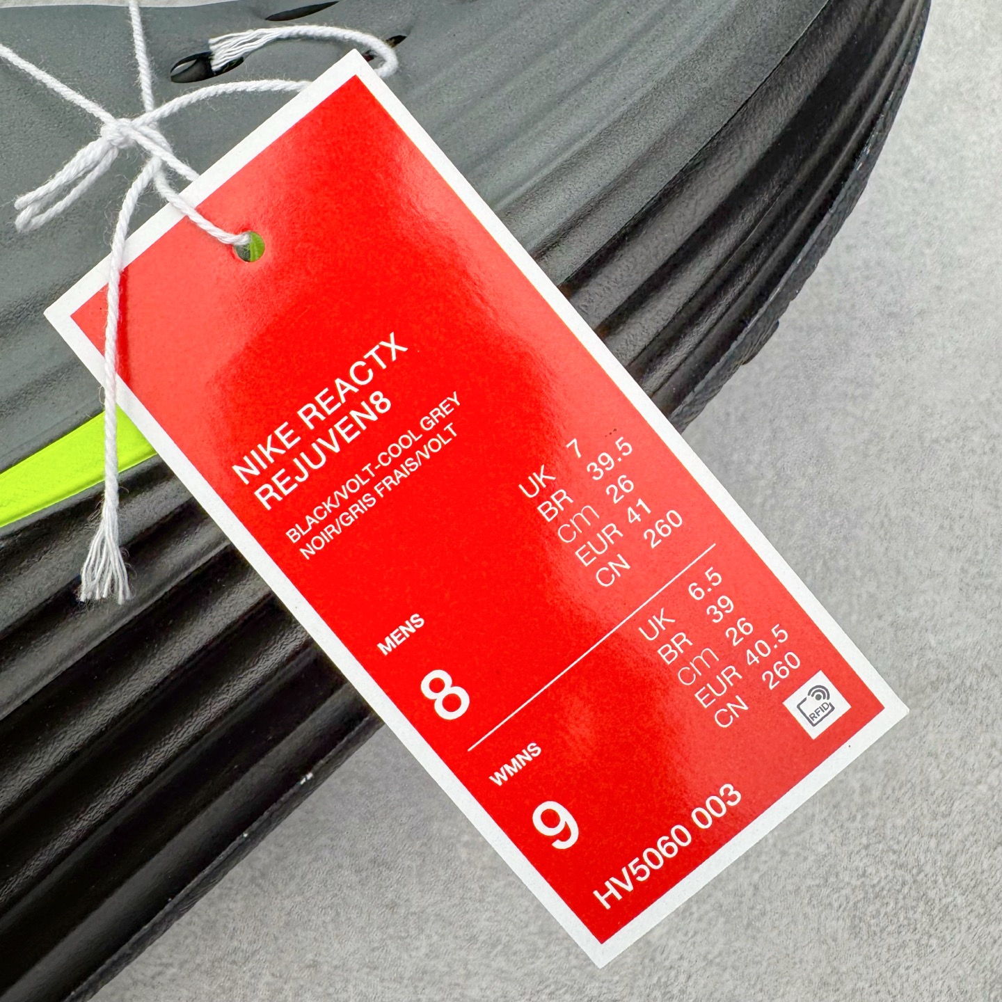 图片[13]-＃Lw纯原 NK ReactX Rejuven8 简约舒适百搭洞洞鞋 FV5060-003 重金购入原鞋及原档案磨具生产指令开发 唯一正确组合大底 组合侧面Logo 鞋头不过分上翘 后跟Logo 凹凸明显 轮廓分明 LOGO内侧钢印清晰工整 原厂磨具全鞋无多余毛边 同源公司EVA粒子环保塑料 原厂指令配方 无任何异味 弹性卡色均保持原鞋一致 匠心打造 鞋口弧度大小 鞋面色泽质感同步原鞋 LOGO内侧钢印清晰工整 从名字就能看出，这款鞋搭载了React X缓震科技，保证了舒适的脚感和轻盈的穿着体验。设计上，这双鞋采用了近几年非常流行的洞洞鞋风格，但特别之处在于加入了波浪纹路细节，让整个鞋型看起来更有立体感，视觉上也增添了几分现代感。尺码：36 36.5 37.5 38 38.5 39 40 40.5 41 42 42.5 43 44 44.5 45 46.5 47.5 48.5-选品中心