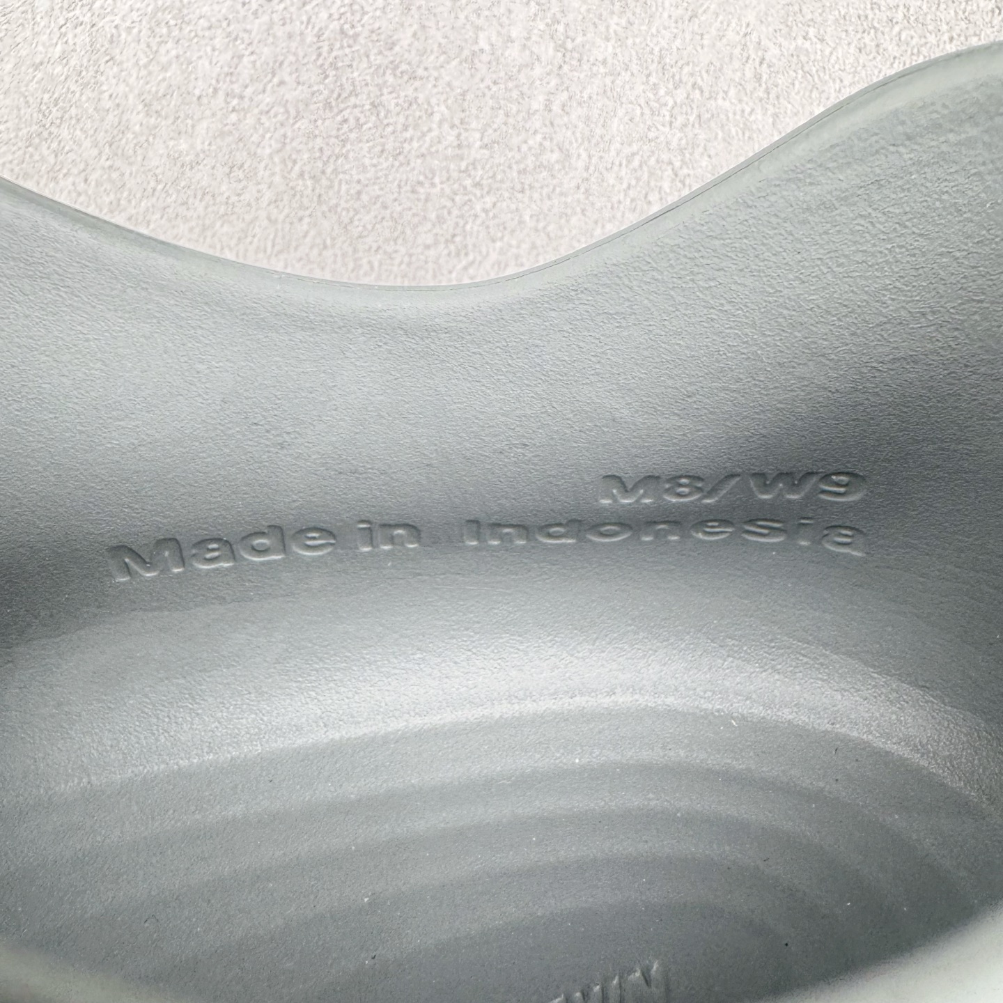 图片[14]-＃Lw纯原 NK ReactX Rejuven8 简约舒适百搭洞洞鞋 FV5060-003 重金购入原鞋及原档案磨具生产指令开发 唯一正确组合大底 组合侧面Logo 鞋头不过分上翘 后跟Logo 凹凸明显 轮廓分明 LOGO内侧钢印清晰工整 原厂磨具全鞋无多余毛边 同源公司EVA粒子环保塑料 原厂指令配方 无任何异味 弹性卡色均保持原鞋一致 匠心打造 鞋口弧度大小 鞋面色泽质感同步原鞋 LOGO内侧钢印清晰工整 从名字就能看出，这款鞋搭载了React X缓震科技，保证了舒适的脚感和轻盈的穿着体验。设计上，这双鞋采用了近几年非常流行的洞洞鞋风格，但特别之处在于加入了波浪纹路细节，让整个鞋型看起来更有立体感，视觉上也增添了几分现代感。尺码：36 36.5 37.5 38 38.5 39 40 40.5 41 42 42.5 43 44 44.5 45 46.5 47.5 48.5-选品中心