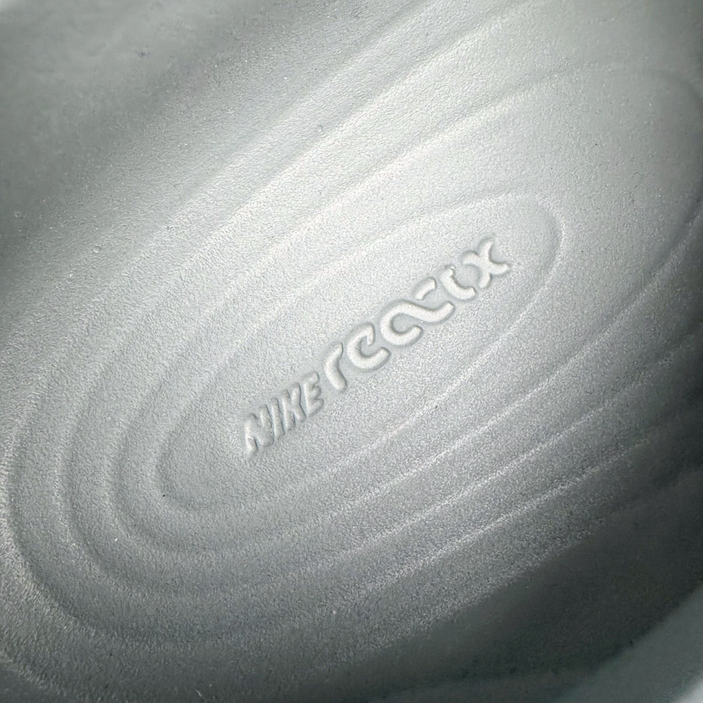 图片[15]-＃Lw纯原 NK ReactX Rejuven8 简约舒适百搭洞洞鞋 FV5060-003 重金购入原鞋及原档案磨具生产指令开发 唯一正确组合大底 组合侧面Logo 鞋头不过分上翘 后跟Logo 凹凸明显 轮廓分明 LOGO内侧钢印清晰工整 原厂磨具全鞋无多余毛边 同源公司EVA粒子环保塑料 原厂指令配方 无任何异味 弹性卡色均保持原鞋一致 匠心打造 鞋口弧度大小 鞋面色泽质感同步原鞋 LOGO内侧钢印清晰工整 从名字就能看出，这款鞋搭载了React X缓震科技，保证了舒适的脚感和轻盈的穿着体验。设计上，这双鞋采用了近几年非常流行的洞洞鞋风格，但特别之处在于加入了波浪纹路细节，让整个鞋型看起来更有立体感，视觉上也增添了几分现代感。尺码：36 36.5 37.5 38 38.5 39 40 40.5 41 42 42.5 43 44 44.5 45 46.5 47.5 48.5-选品中心