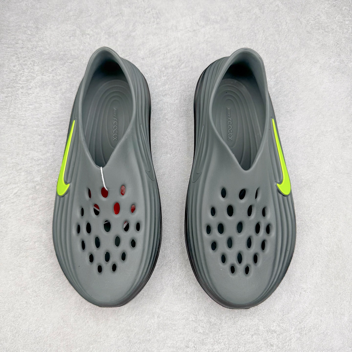 图片[2]-＃Lw纯原 NK ReactX Rejuven8 简约舒适百搭洞洞鞋 FV5060-003 重金购入原鞋及原档案磨具生产指令开发 唯一正确组合大底 组合侧面Logo 鞋头不过分上翘 后跟Logo 凹凸明显 轮廓分明 LOGO内侧钢印清晰工整 原厂磨具全鞋无多余毛边 同源公司EVA粒子环保塑料 原厂指令配方 无任何异味 弹性卡色均保持原鞋一致 匠心打造 鞋口弧度大小 鞋面色泽质感同步原鞋 LOGO内侧钢印清晰工整 从名字就能看出，这款鞋搭载了React X缓震科技，保证了舒适的脚感和轻盈的穿着体验。设计上，这双鞋采用了近几年非常流行的洞洞鞋风格，但特别之处在于加入了波浪纹路细节，让整个鞋型看起来更有立体感，视觉上也增添了几分现代感。尺码：36 36.5 37.5 38 38.5 39 40 40.5 41 42 42.5 43 44 44.5 45 46.5 47.5 48.5-选品中心