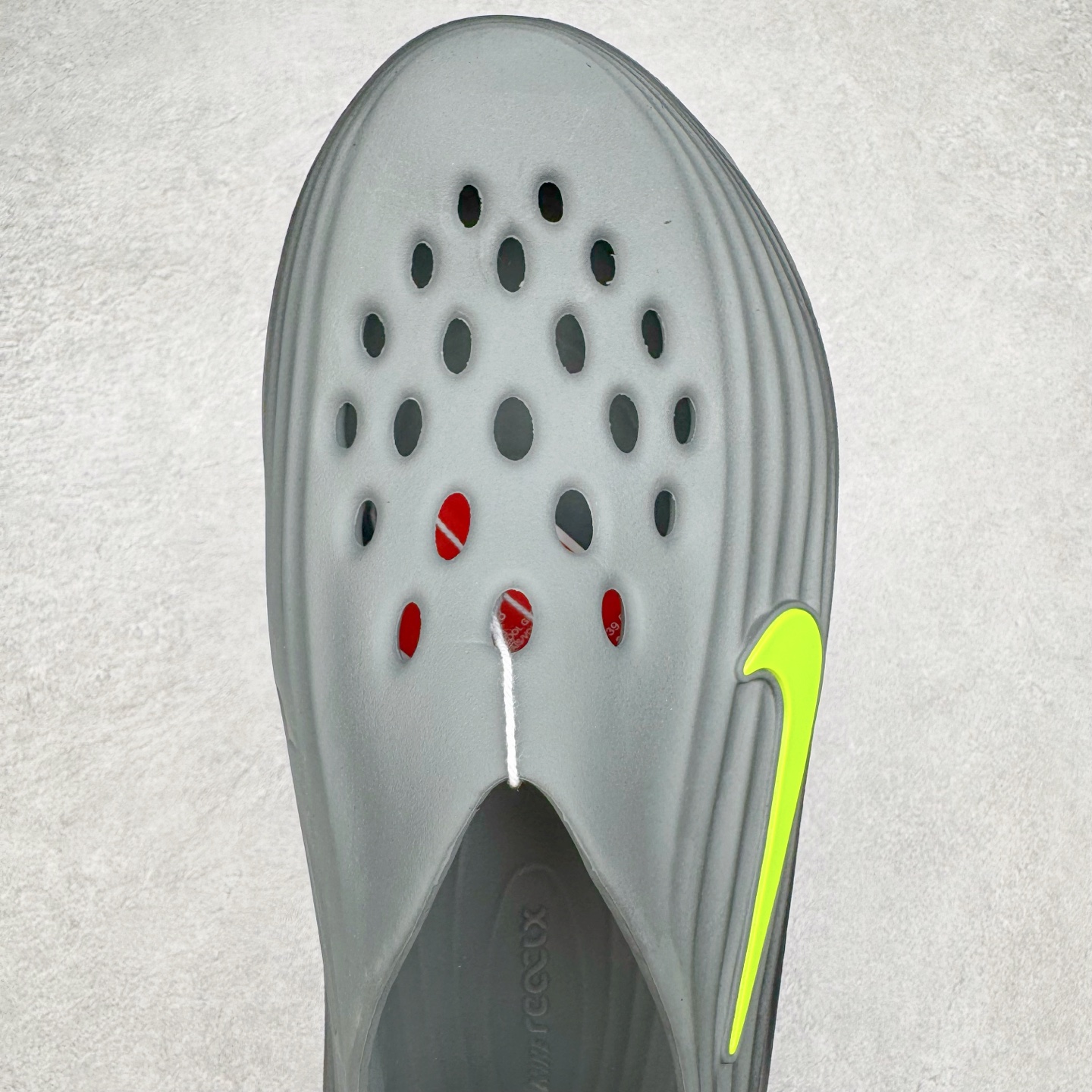 图片[4]-＃Lw纯原 NK ReactX Rejuven8 简约舒适百搭洞洞鞋 FV5060-003 重金购入原鞋及原档案磨具生产指令开发 唯一正确组合大底 组合侧面Logo 鞋头不过分上翘 后跟Logo 凹凸明显 轮廓分明 LOGO内侧钢印清晰工整 原厂磨具全鞋无多余毛边 同源公司EVA粒子环保塑料 原厂指令配方 无任何异味 弹性卡色均保持原鞋一致 匠心打造 鞋口弧度大小 鞋面色泽质感同步原鞋 LOGO内侧钢印清晰工整 从名字就能看出，这款鞋搭载了React X缓震科技，保证了舒适的脚感和轻盈的穿着体验。设计上，这双鞋采用了近几年非常流行的洞洞鞋风格，但特别之处在于加入了波浪纹路细节，让整个鞋型看起来更有立体感，视觉上也增添了几分现代感。尺码：36 36.5 37.5 38 38.5 39 40 40.5 41 42 42.5 43 44 44.5 45 46.5 47.5 48.5-选品中心