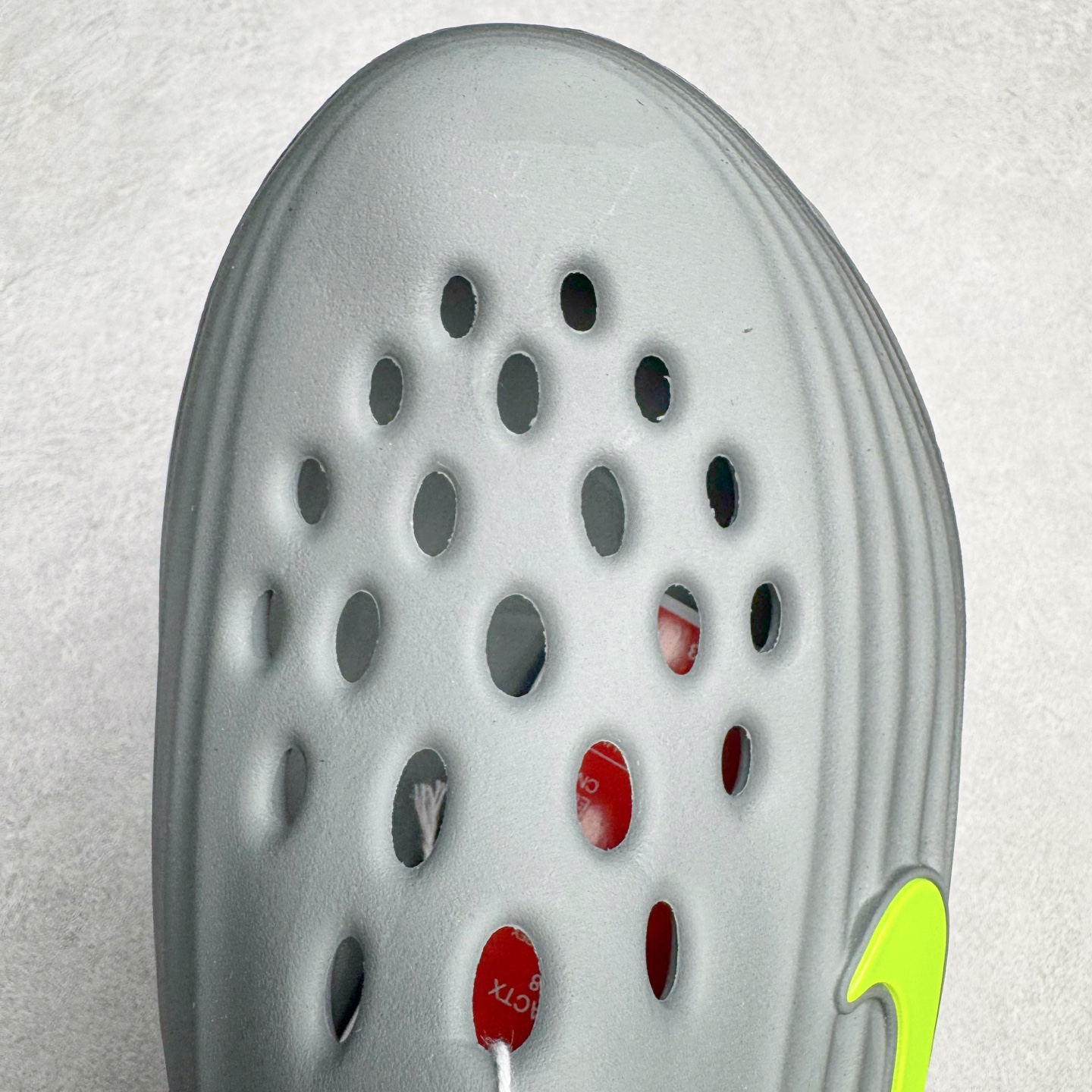 图片[17]-＃Lw纯原 NK ReactX Rejuven8 简约舒适百搭洞洞鞋 FV5060-003 重金购入原鞋及原档案磨具生产指令开发 唯一正确组合大底 组合侧面Logo 鞋头不过分上翘 后跟Logo 凹凸明显 轮廓分明 LOGO内侧钢印清晰工整 原厂磨具全鞋无多余毛边 同源公司EVA粒子环保塑料 原厂指令配方 无任何异味 弹性卡色均保持原鞋一致 匠心打造 鞋口弧度大小 鞋面色泽质感同步原鞋 LOGO内侧钢印清晰工整 从名字就能看出，这款鞋搭载了React X缓震科技，保证了舒适的脚感和轻盈的穿着体验。设计上，这双鞋采用了近几年非常流行的洞洞鞋风格，但特别之处在于加入了波浪纹路细节，让整个鞋型看起来更有立体感，视觉上也增添了几分现代感。尺码：36 36.5 37.5 38 38.5 39 40 40.5 41 42 42.5 43 44 44.5 45 46.5 47.5 48.5-选品中心