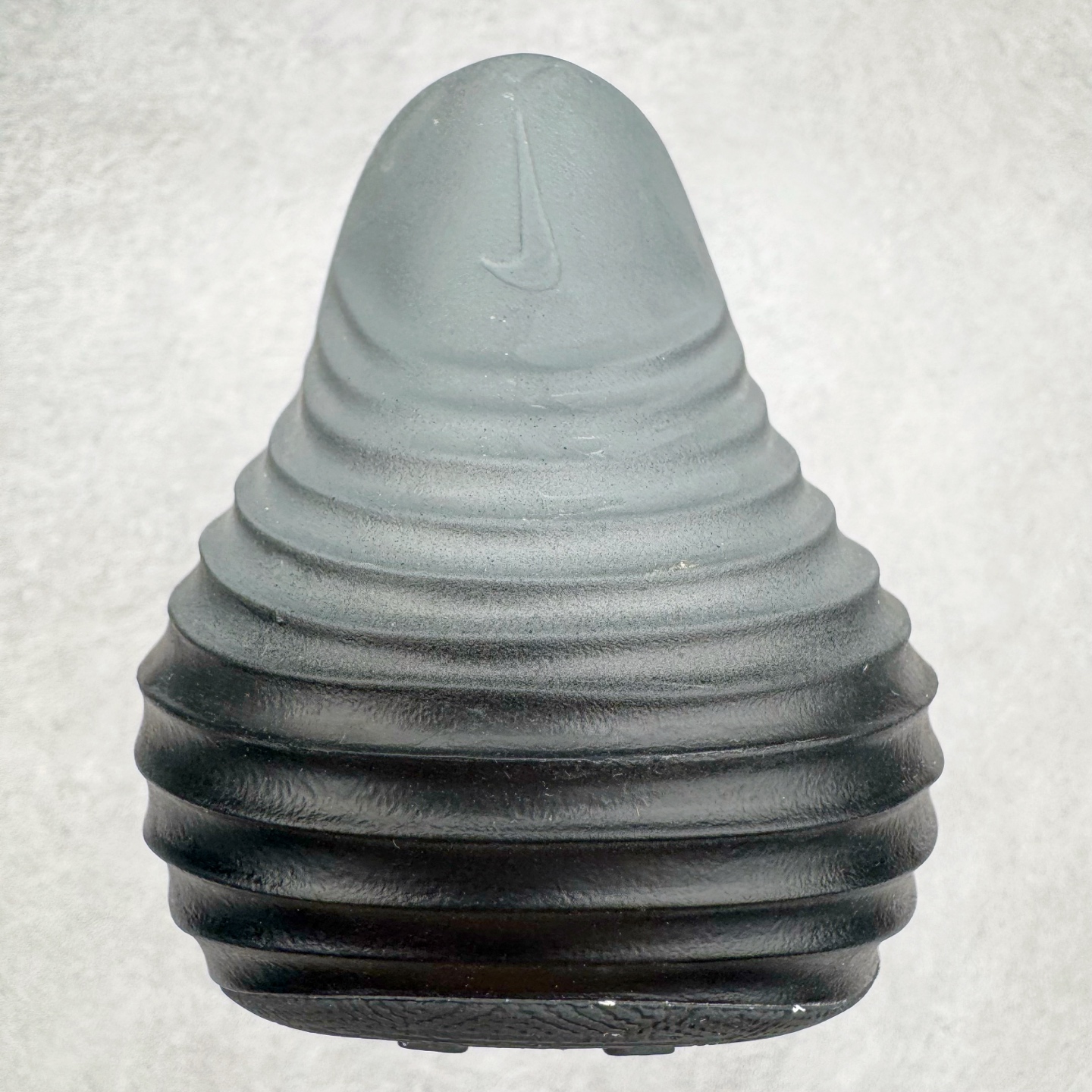 图片[8]-＃Lw纯原 NK ReactX Rejuven8 简约舒适百搭洞洞鞋 FV5060-003 重金购入原鞋及原档案磨具生产指令开发 唯一正确组合大底 组合侧面Logo 鞋头不过分上翘 后跟Logo 凹凸明显 轮廓分明 LOGO内侧钢印清晰工整 原厂磨具全鞋无多余毛边 同源公司EVA粒子环保塑料 原厂指令配方 无任何异味 弹性卡色均保持原鞋一致 匠心打造 鞋口弧度大小 鞋面色泽质感同步原鞋 LOGO内侧钢印清晰工整 从名字就能看出，这款鞋搭载了React X缓震科技，保证了舒适的脚感和轻盈的穿着体验。设计上，这双鞋采用了近几年非常流行的洞洞鞋风格，但特别之处在于加入了波浪纹路细节，让整个鞋型看起来更有立体感，视觉上也增添了几分现代感。尺码：36 36.5 37.5 38 38.5 39 40 40.5 41 42 42.5 43 44 44.5 45 46.5 47.5 48.5-选品中心