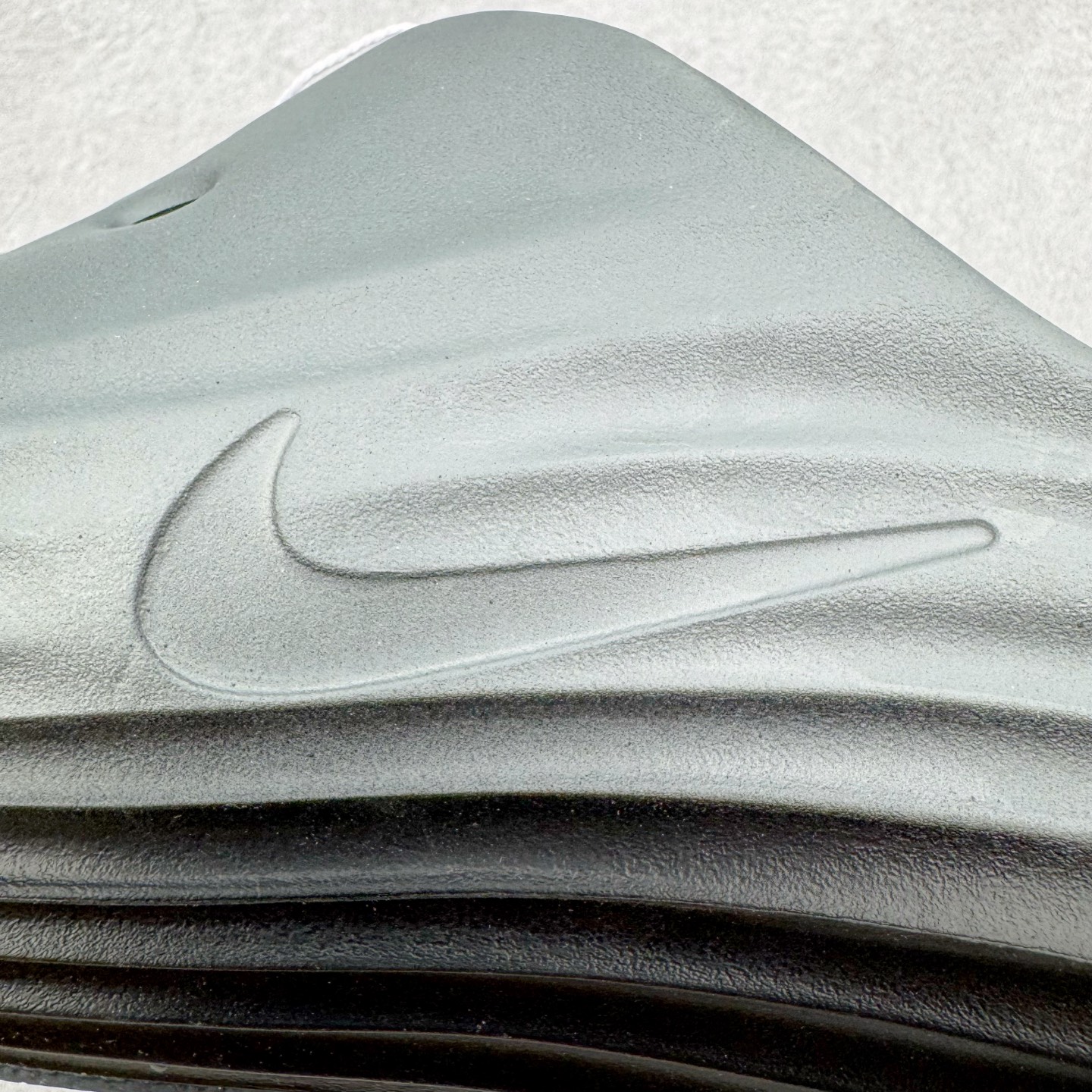 图片[12]-＃Lw纯原 NK ReactX Rejuven8 简约舒适百搭洞洞鞋 FV5060-003 重金购入原鞋及原档案磨具生产指令开发 唯一正确组合大底 组合侧面Logo 鞋头不过分上翘 后跟Logo 凹凸明显 轮廓分明 LOGO内侧钢印清晰工整 原厂磨具全鞋无多余毛边 同源公司EVA粒子环保塑料 原厂指令配方 无任何异味 弹性卡色均保持原鞋一致 匠心打造 鞋口弧度大小 鞋面色泽质感同步原鞋 LOGO内侧钢印清晰工整 从名字就能看出，这款鞋搭载了React X缓震科技，保证了舒适的脚感和轻盈的穿着体验。设计上，这双鞋采用了近几年非常流行的洞洞鞋风格，但特别之处在于加入了波浪纹路细节，让整个鞋型看起来更有立体感，视觉上也增添了几分现代感。尺码：36 36.5 37.5 38 38.5 39 40 40.5 41 42 42.5 43 44 44.5 45 46.5 47.5 48.5-选品中心